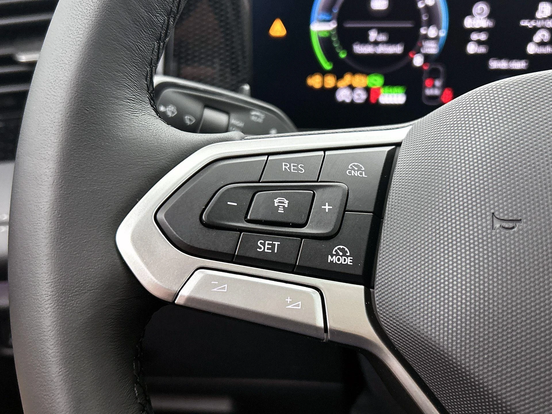 Volkswagen-Tiguan-image-12