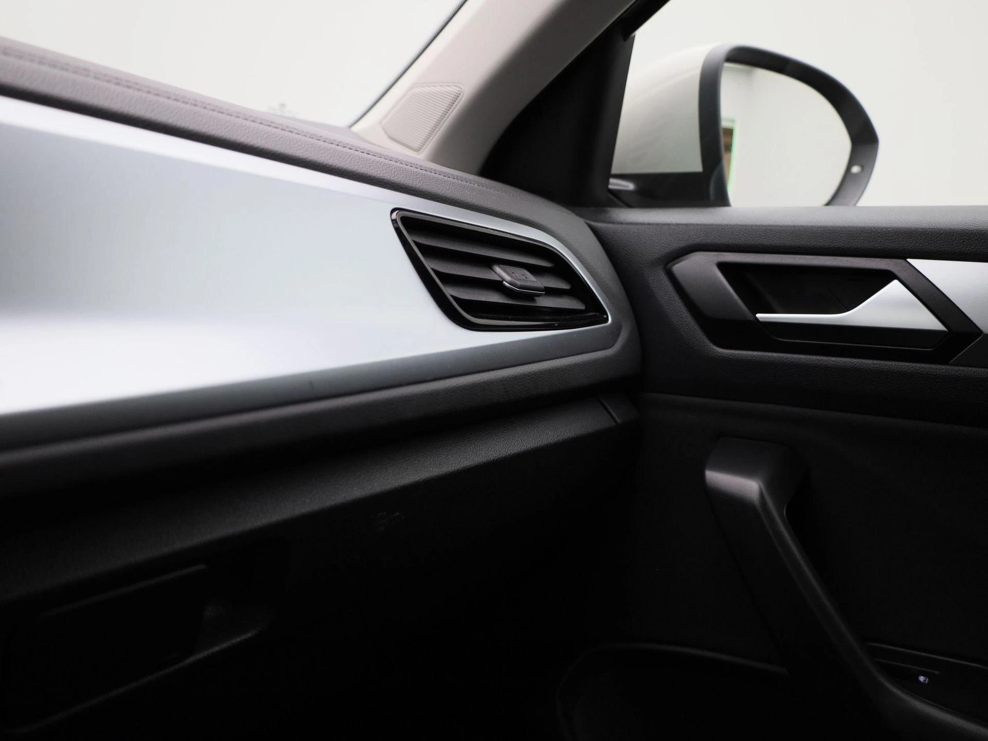 Volkswagen-T-Roc-image-27