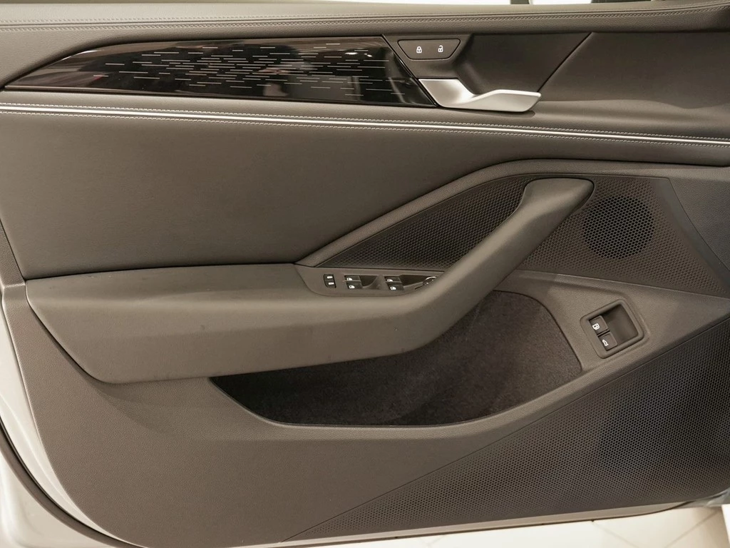 Volkswagen Passat 1,5 l eHybrid DSG Elegance AHK WR PANO