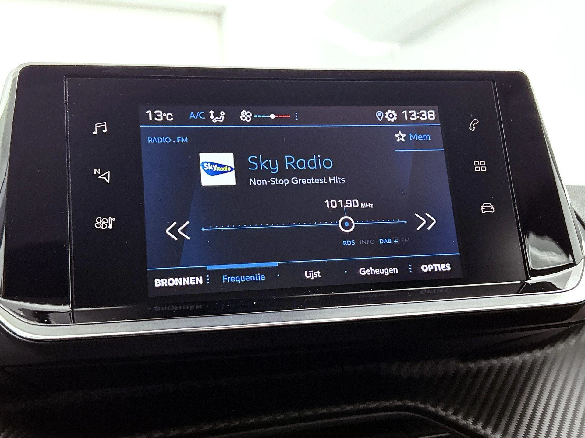 Peugeot-208-image-14