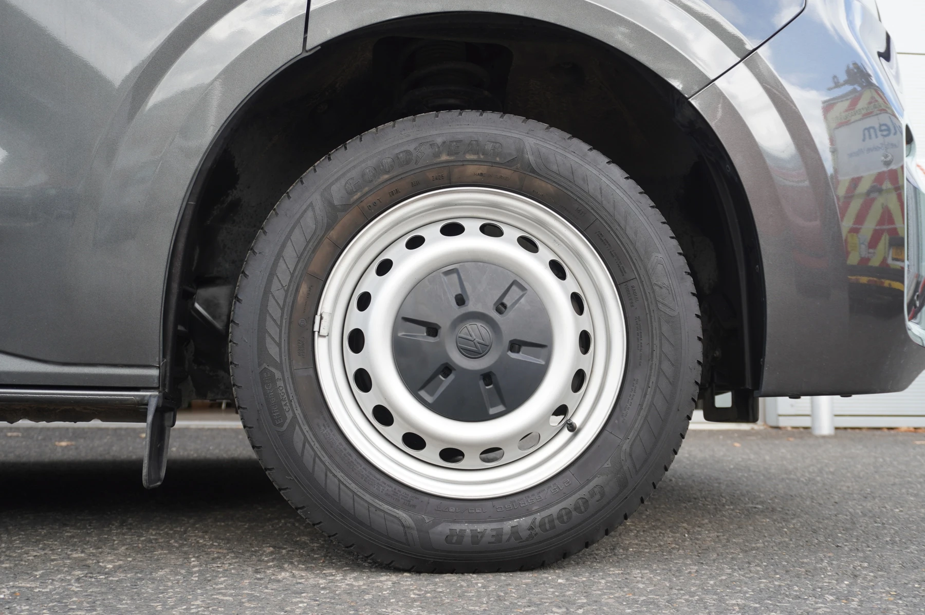 Volkswagen-Transporter-image-28