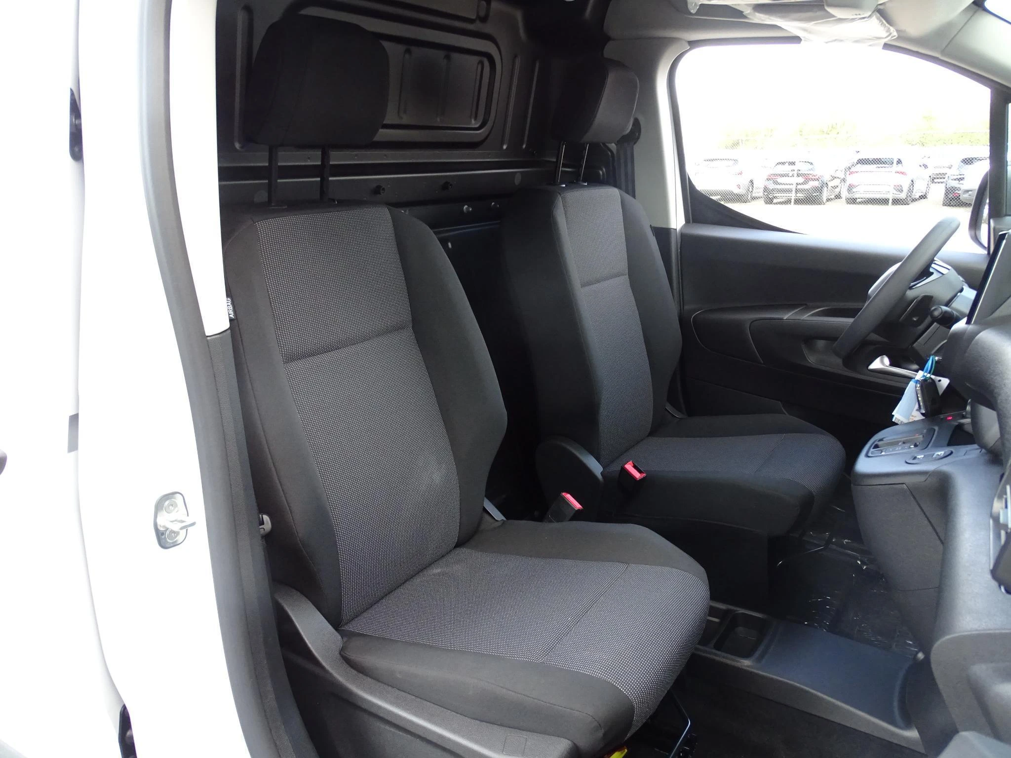 Peugeot-Partner-image-12