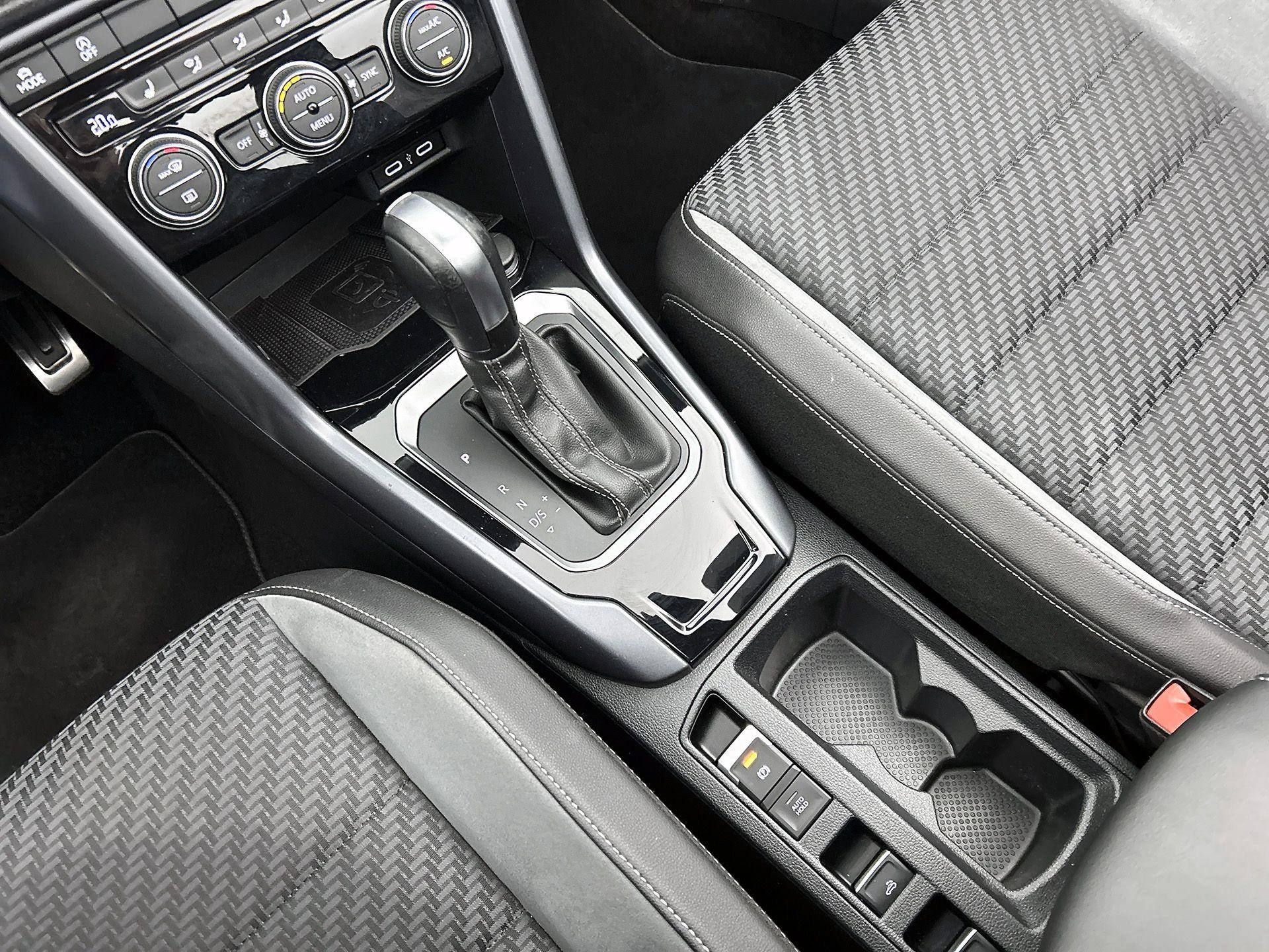 Volkswagen-T-Roc-image-20