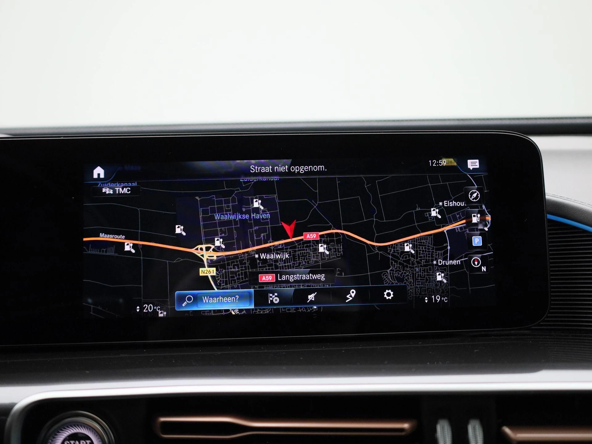 Mercedes-Benz-EQC-image-18