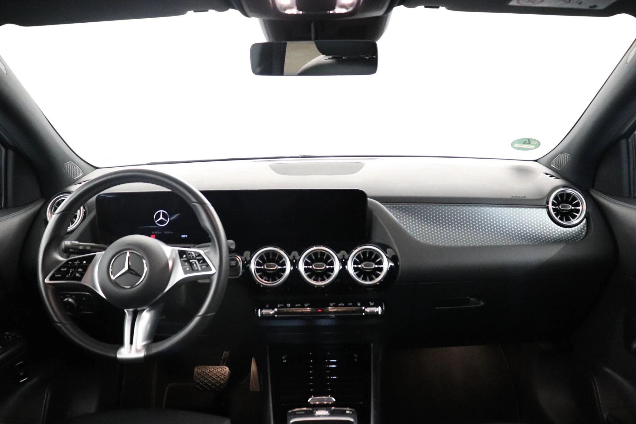 Mercedes-Benz-EQA-image-11