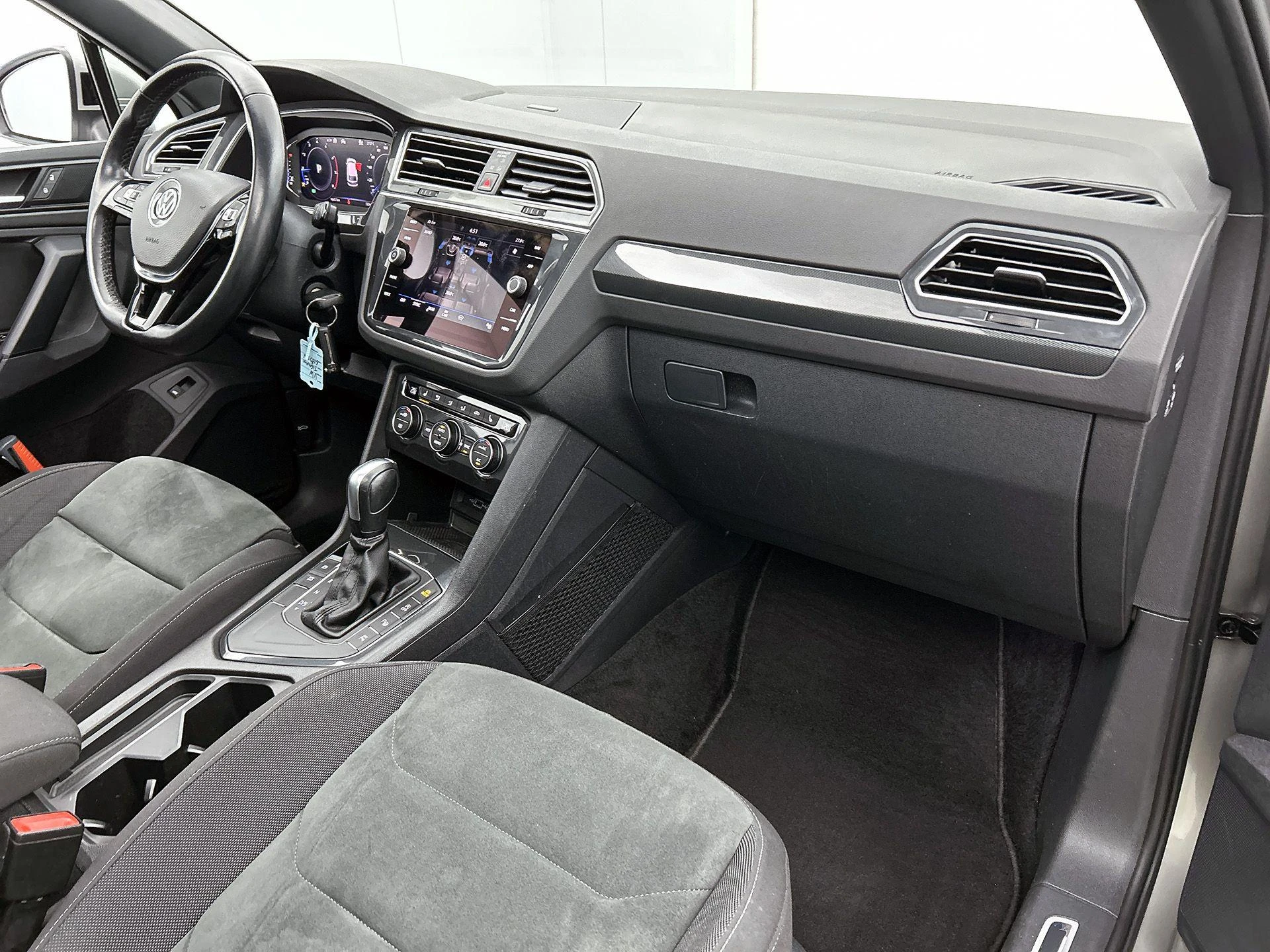 Volkswagen-Tiguan-image-28