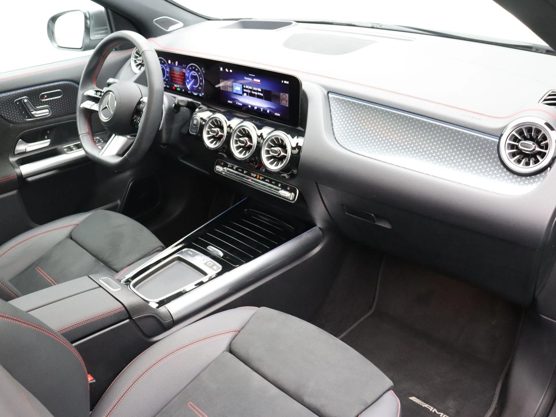 Mercedes-Benz EQA 250+ STAR EDITION + AMG + PANO DAK + BURMESTER + TREKHAAK + HEAD UP