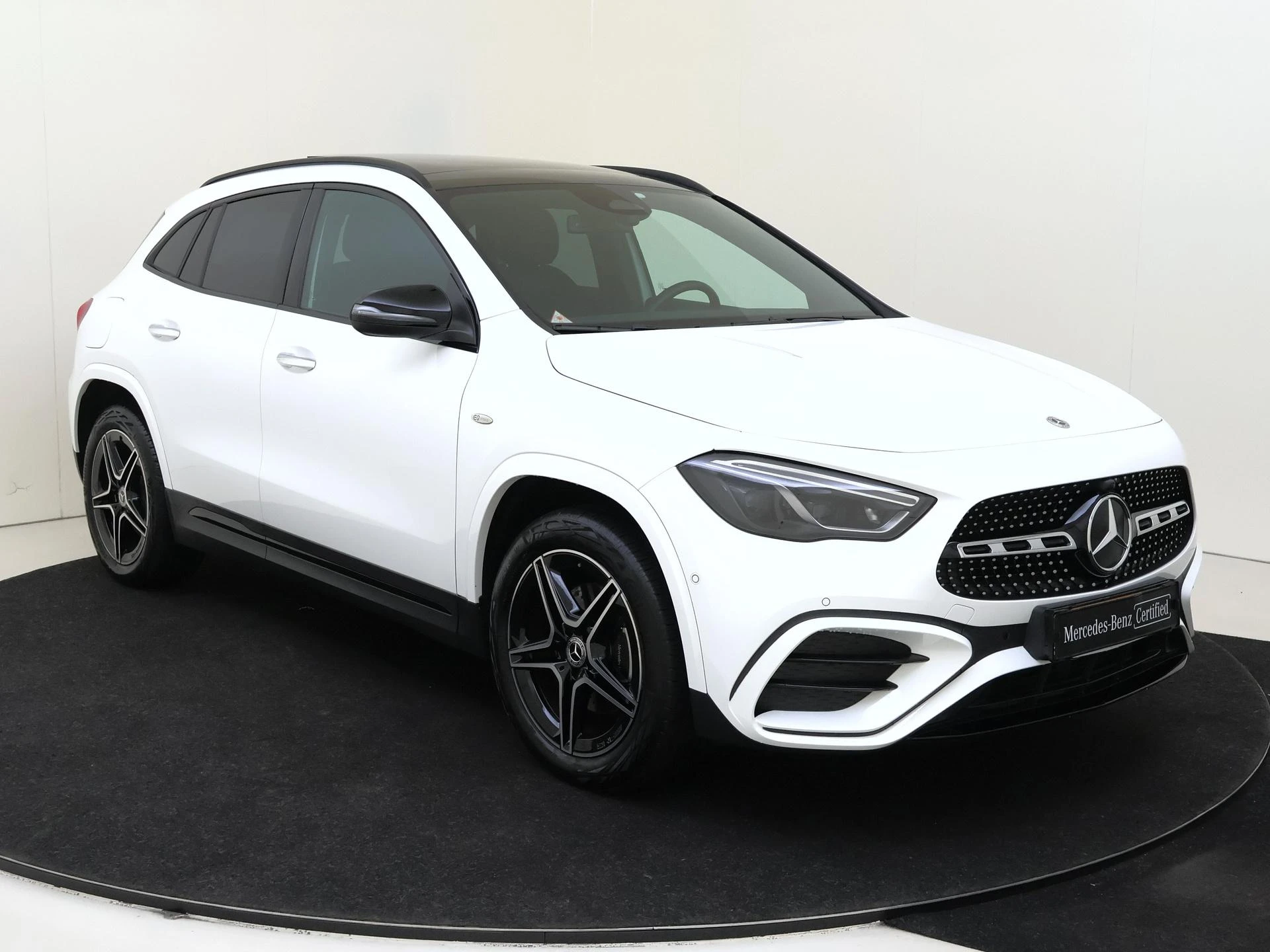 Mercedes-Benz-GLA-image-1