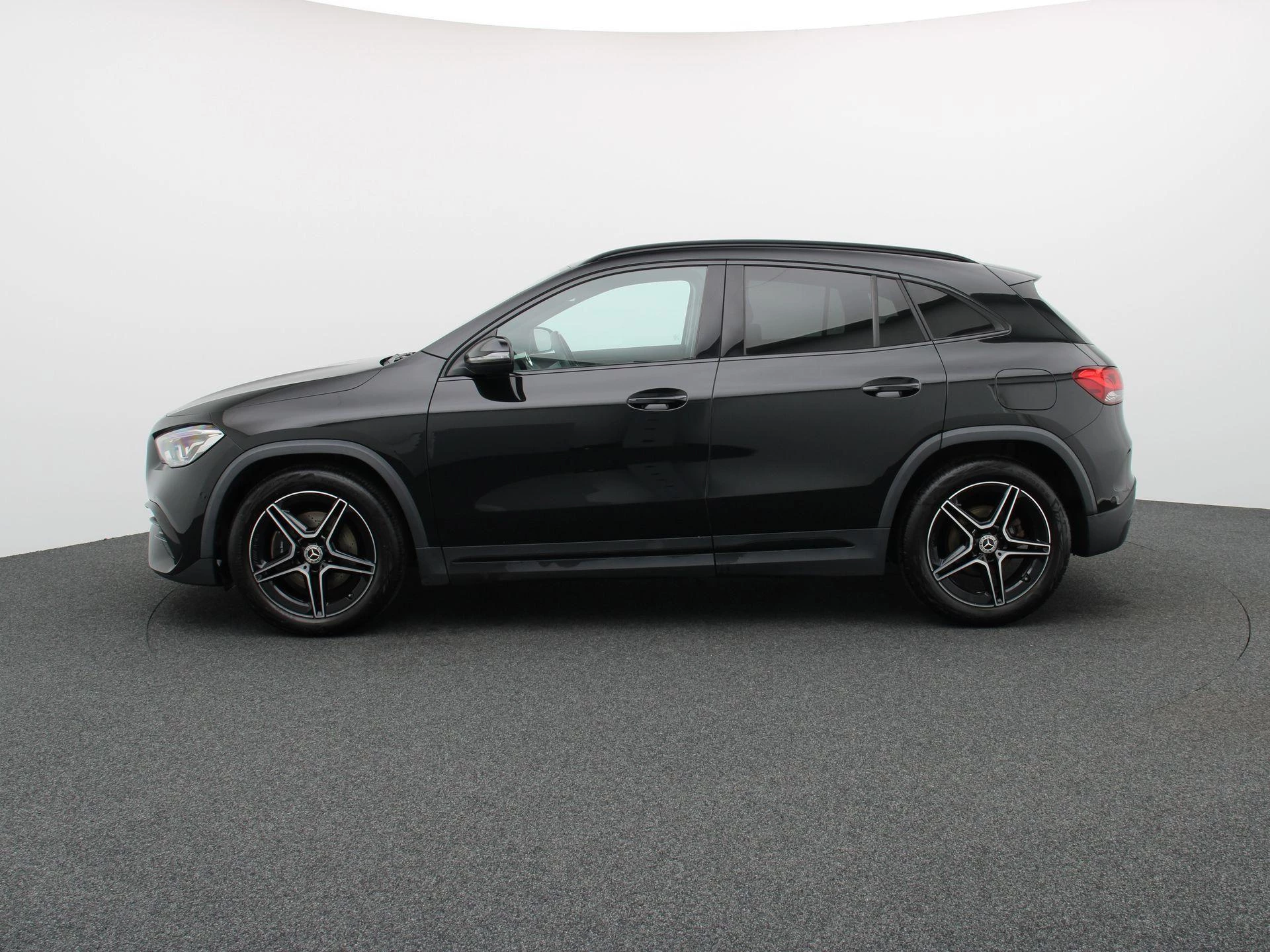 Mercedes-Benz GLA 180 AMG Line + NIGHTPAKKET + SENSOREN + CAMERA +