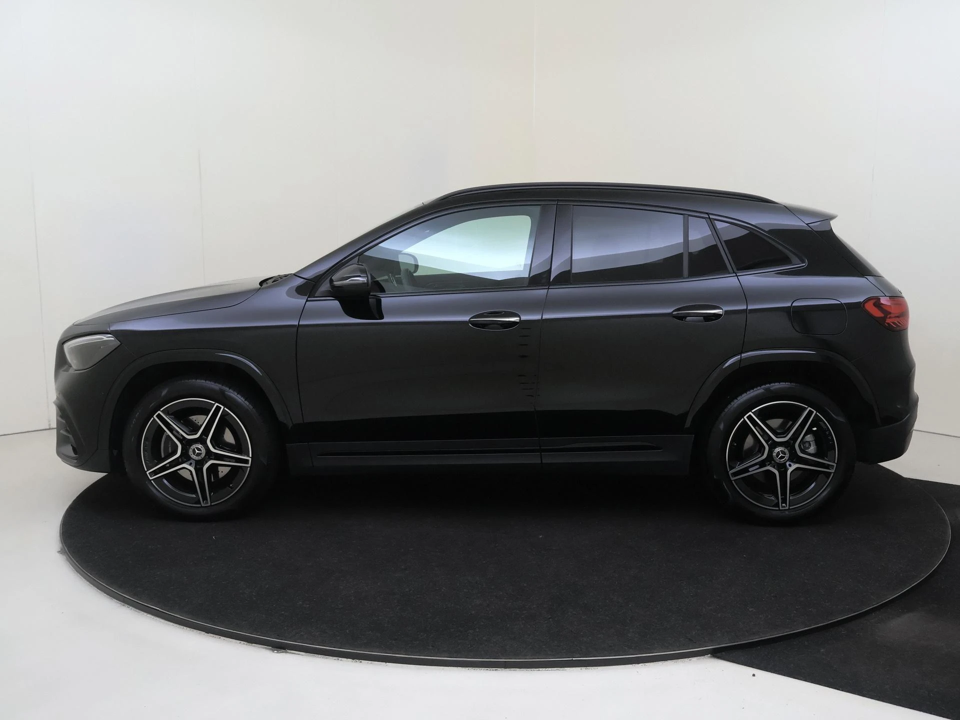 Mercedes-Benz-GLA-image-7