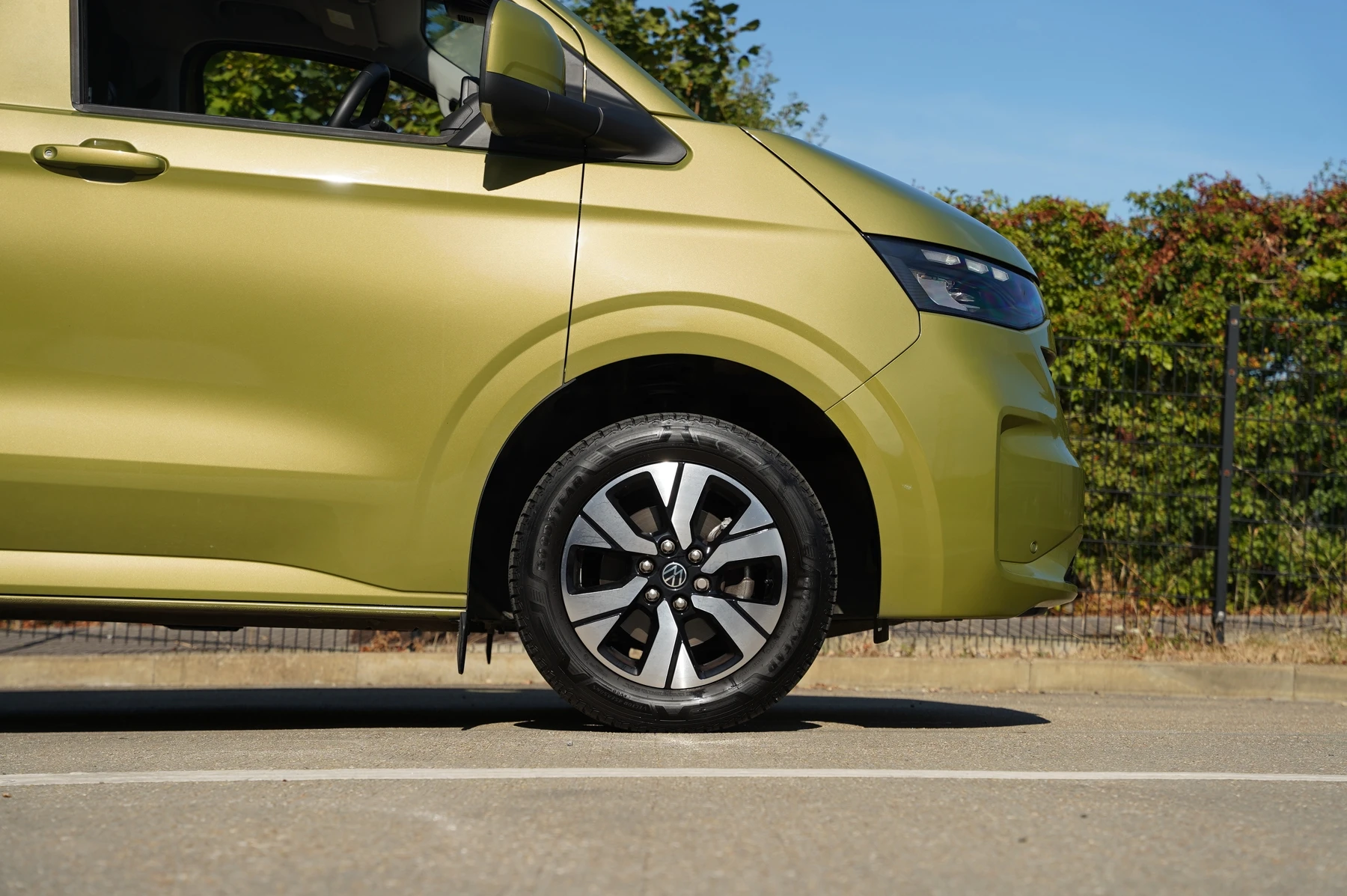 Volkswagen-Transporter-image-33