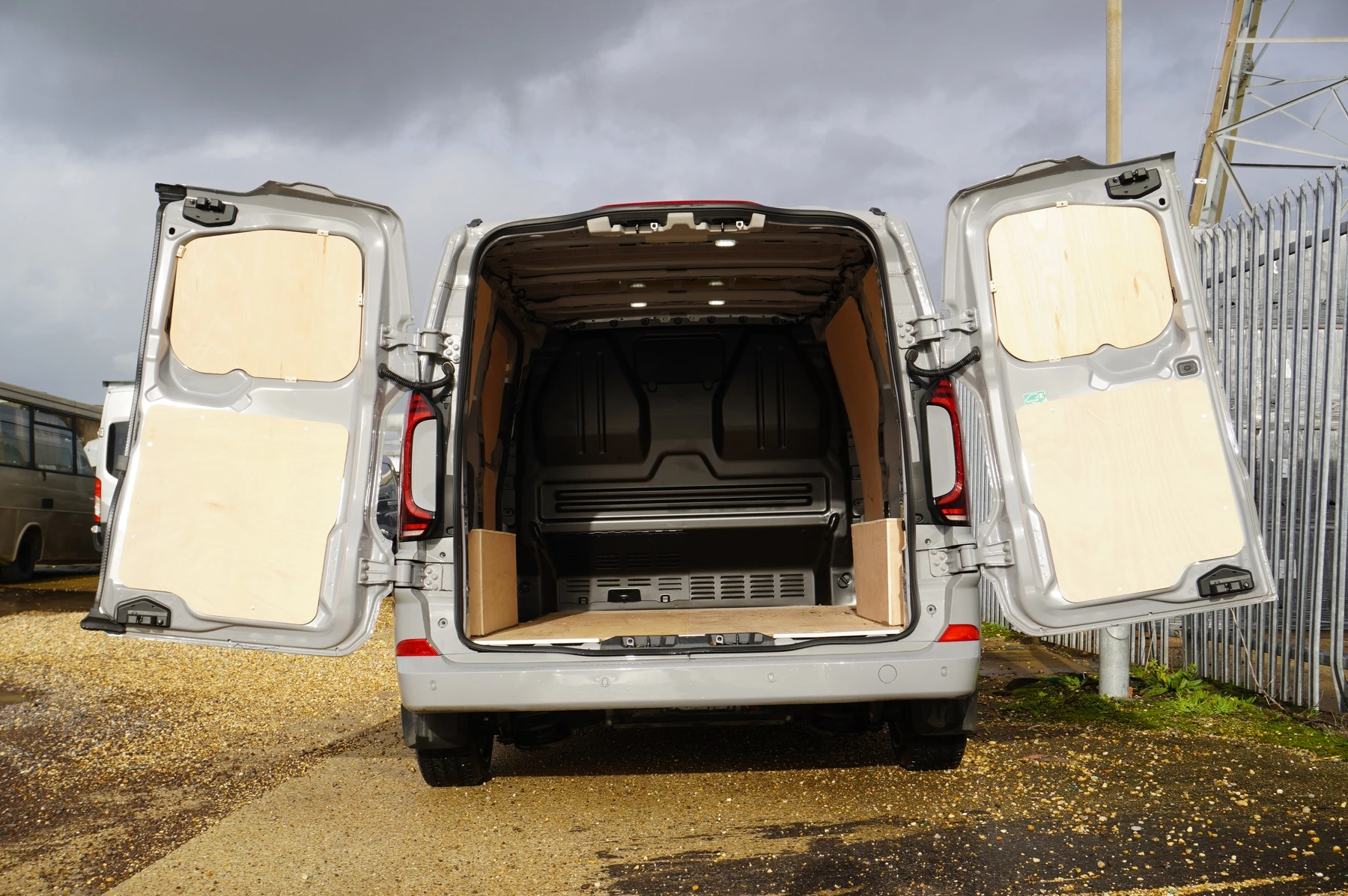 Volkswagen-Transporter-image-40