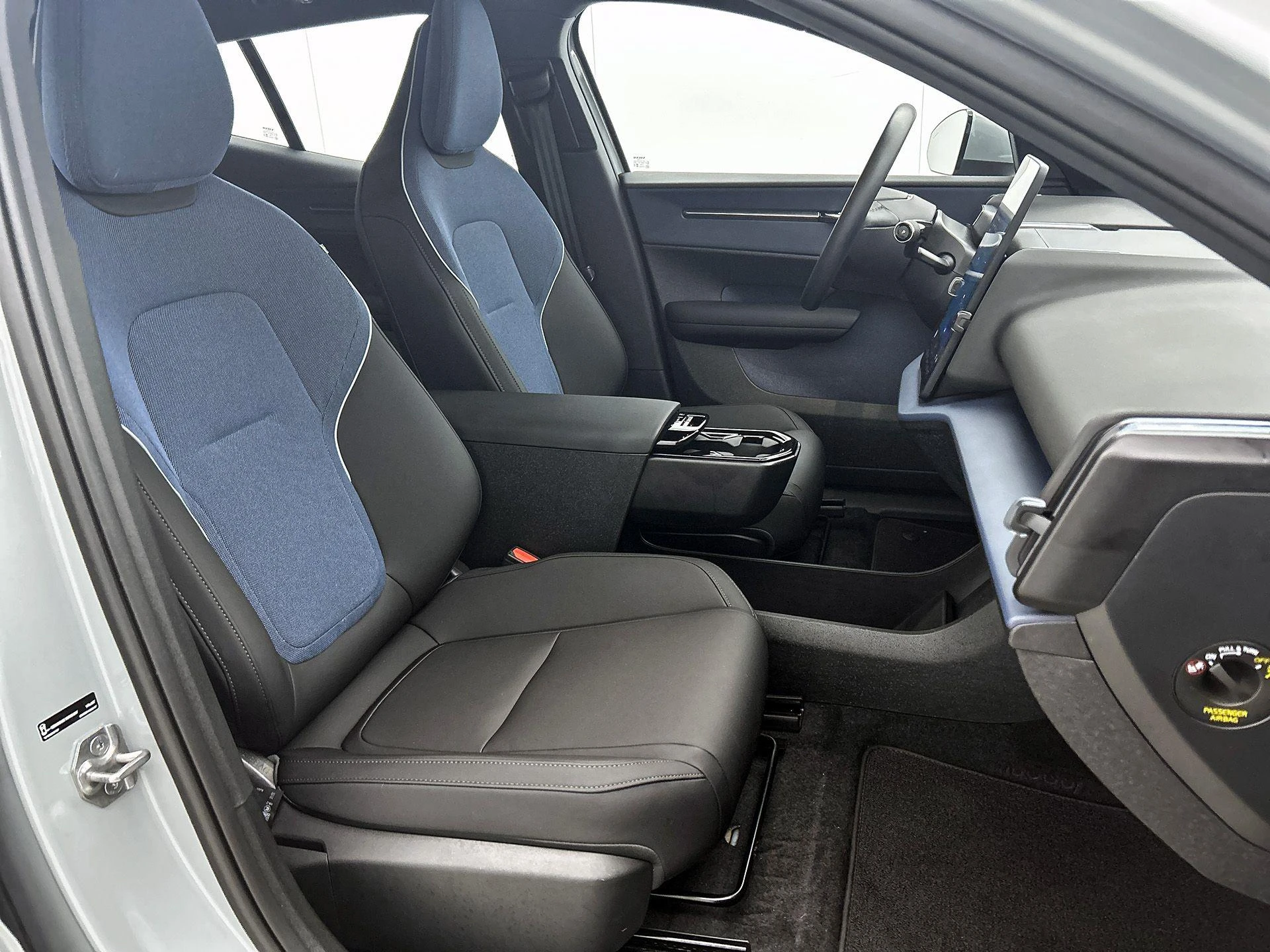 Volvo-EX30-image-38
