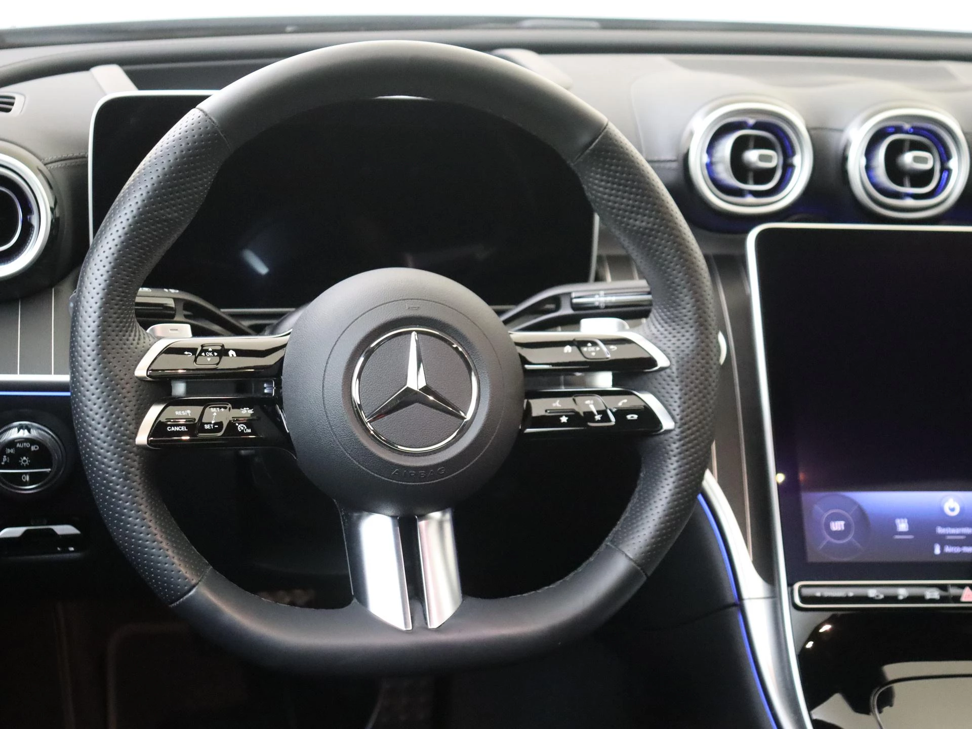 Mercedes-Benz-C-Klasse-image-9