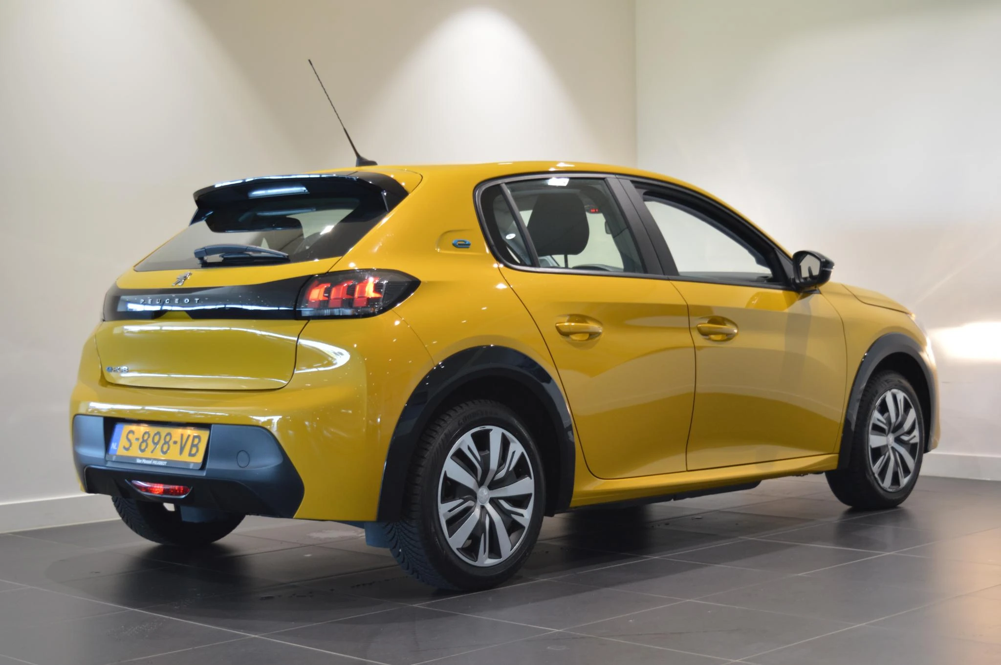 Peugeot-e-208-image-4