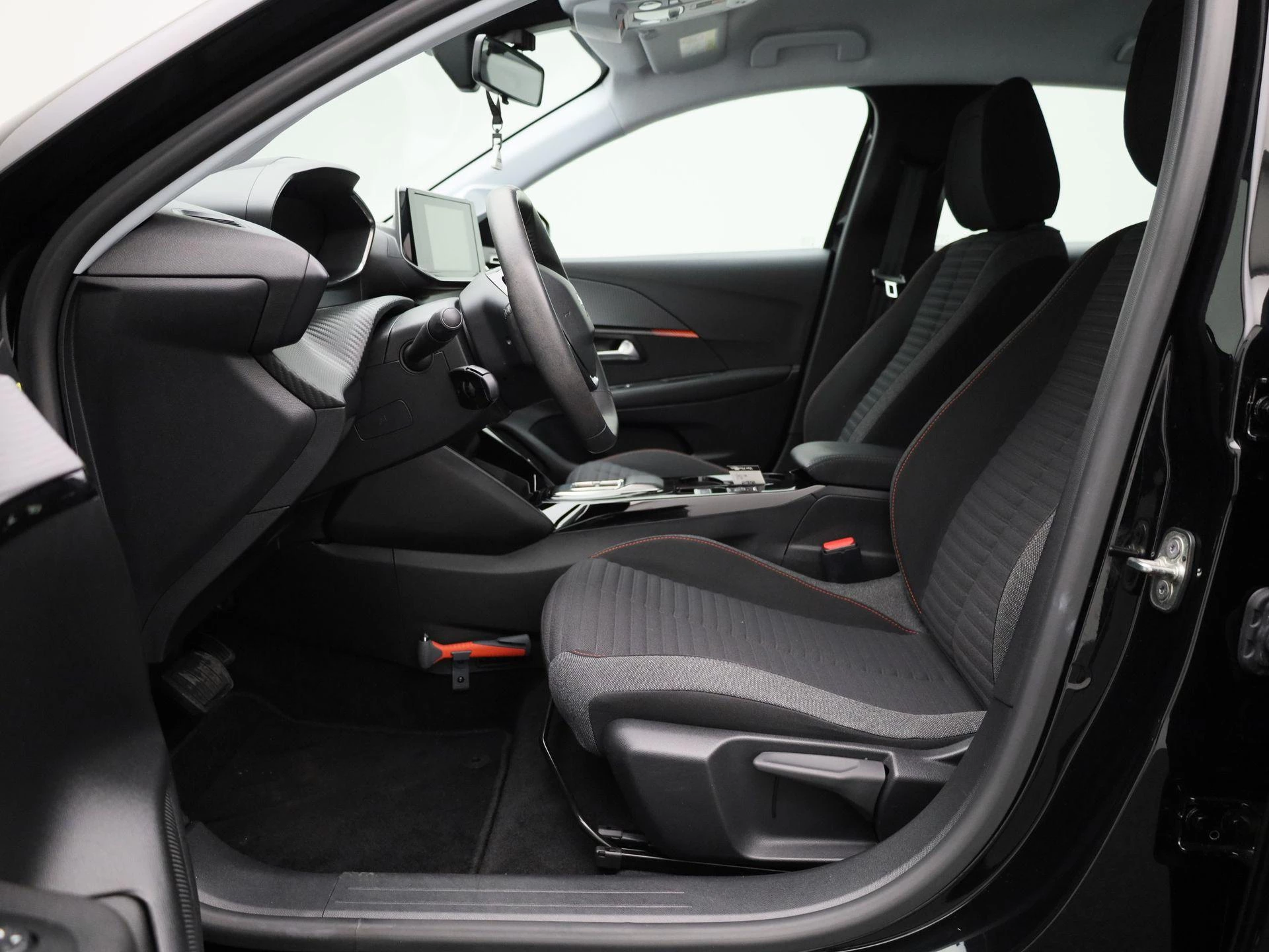 Peugeot-e-208-image-11