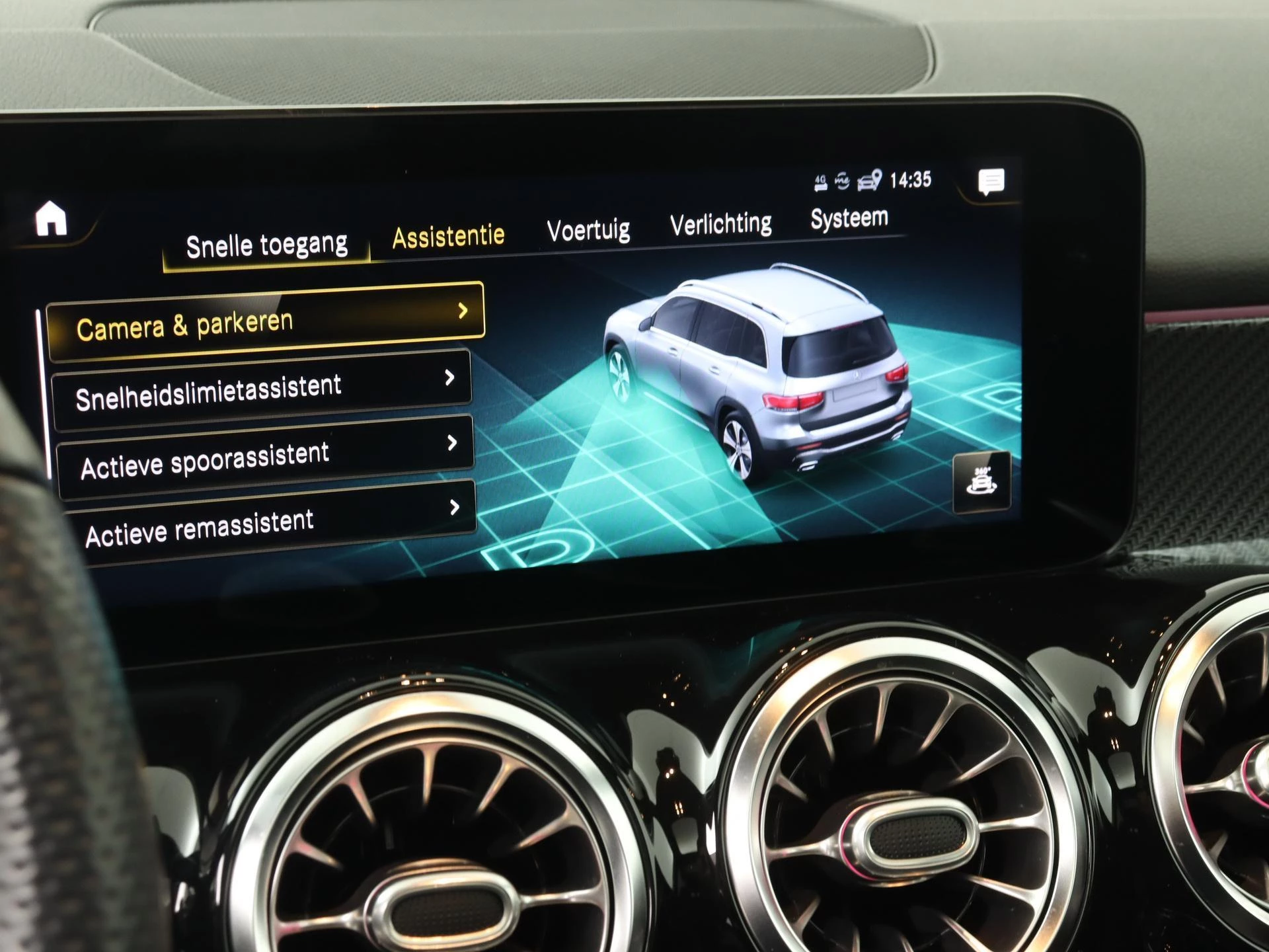 Mercedes-Benz-GLB-image-26