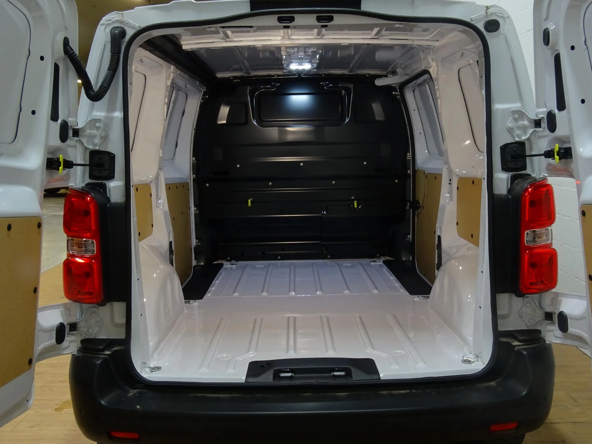 Opel-Vivaro-image-12