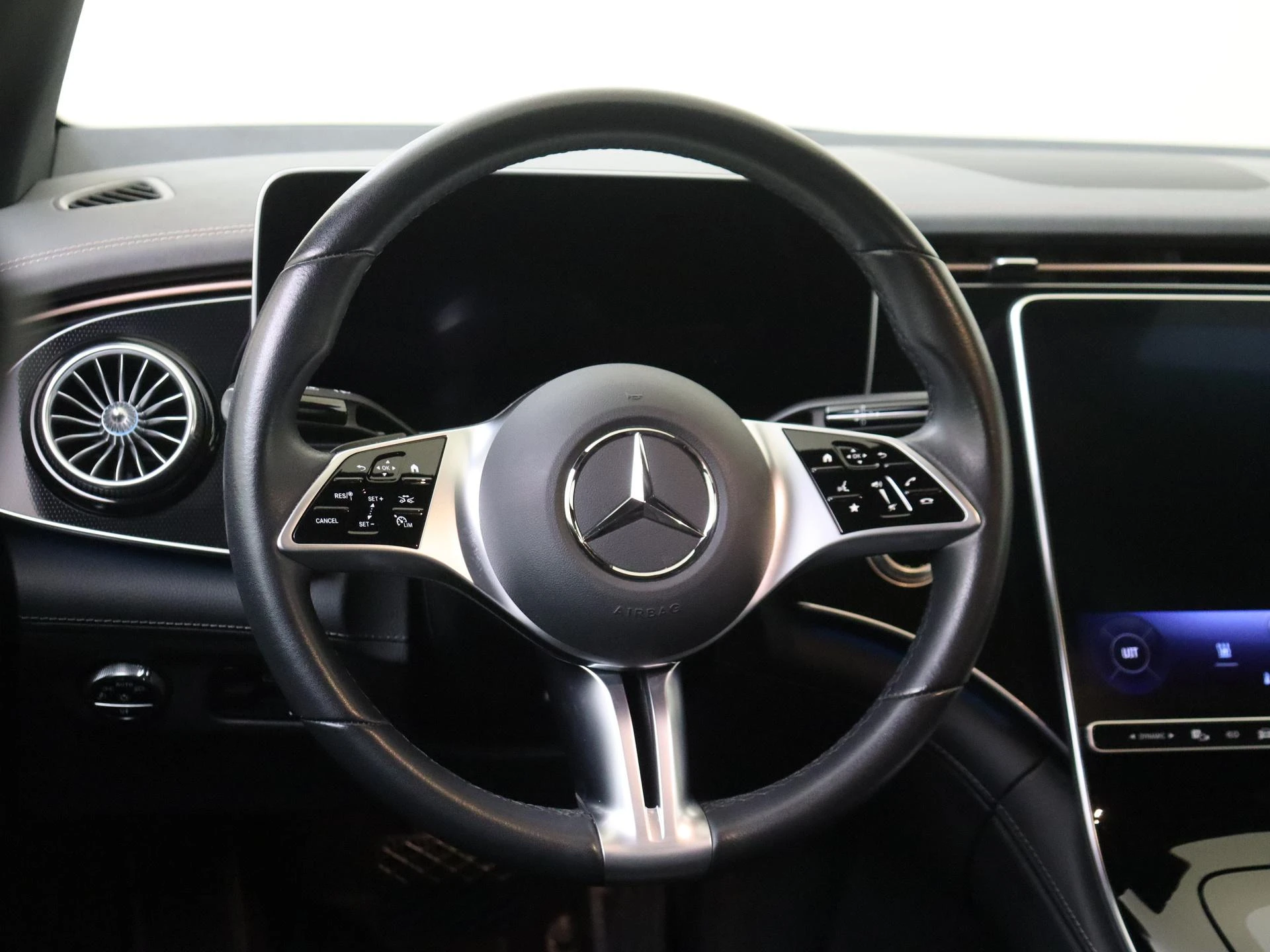 Mercedes-Benz-EQE-image-9