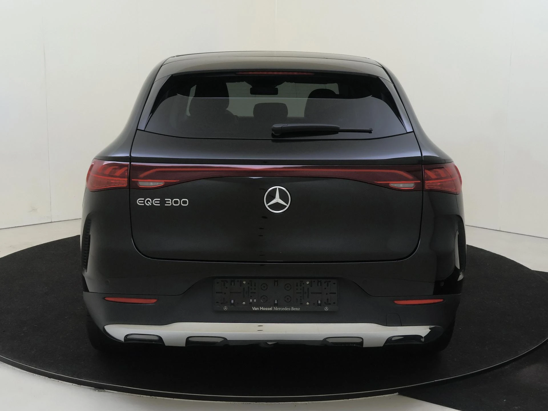 Mercedes-Benz-EQE-image-6