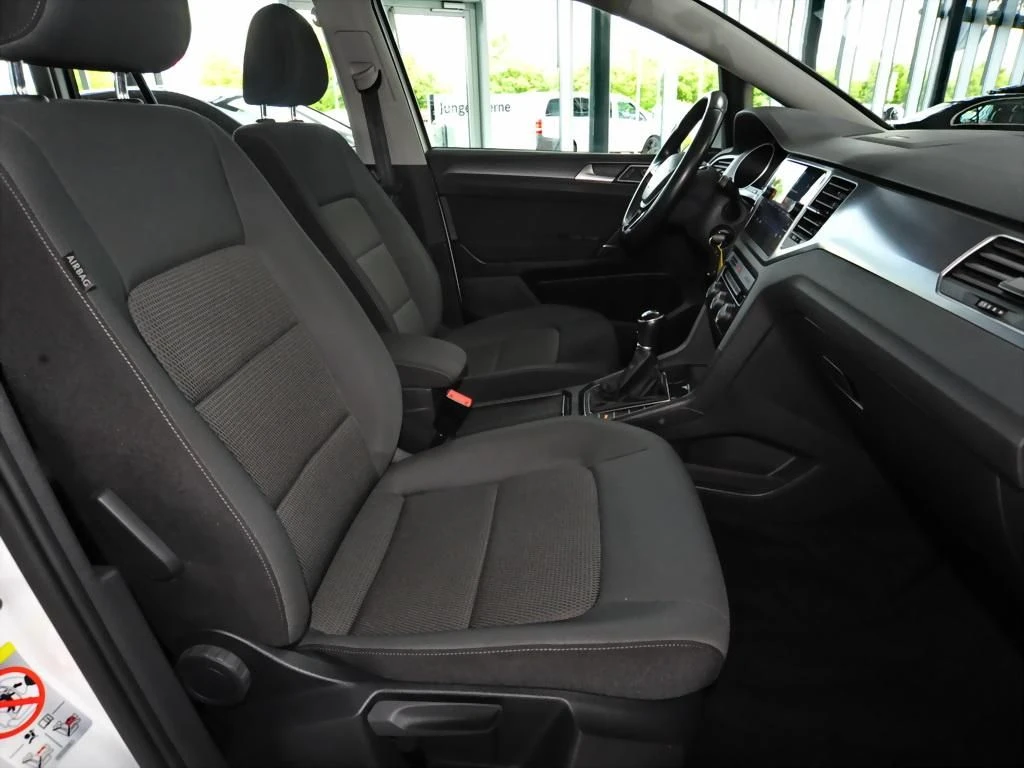 Volkswagen-Golf Sportsvan-image-11