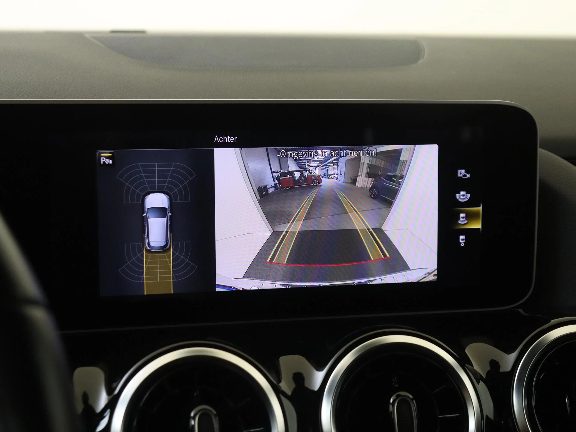 Mercedes-Benz-GLA-image-18