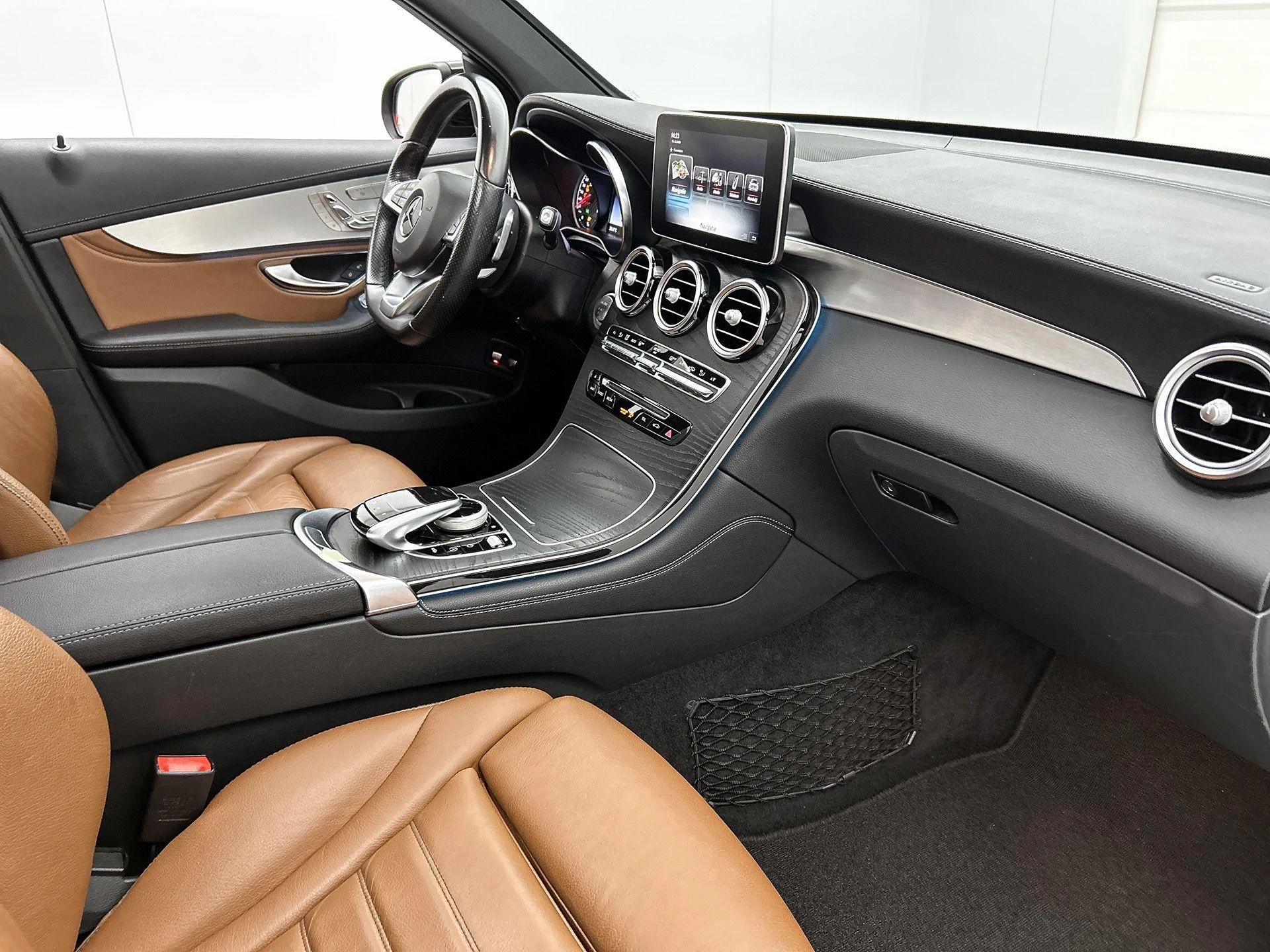Mercedes-Benz-GLC-image-21
