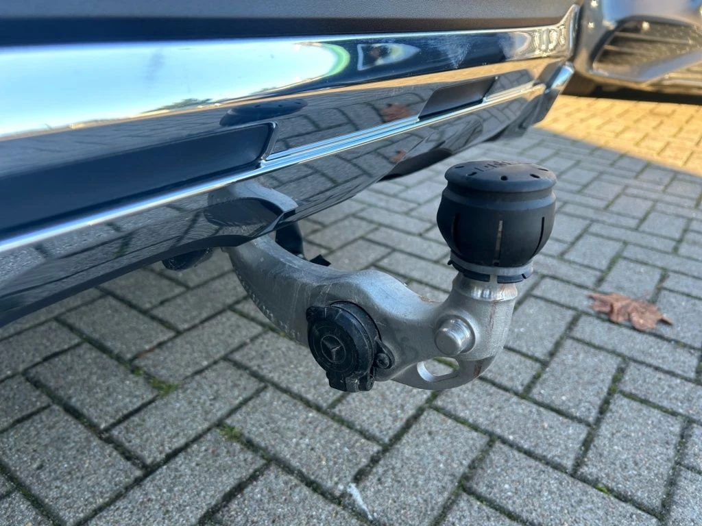 Mercedes-Benz-GLC 300 d-image-18