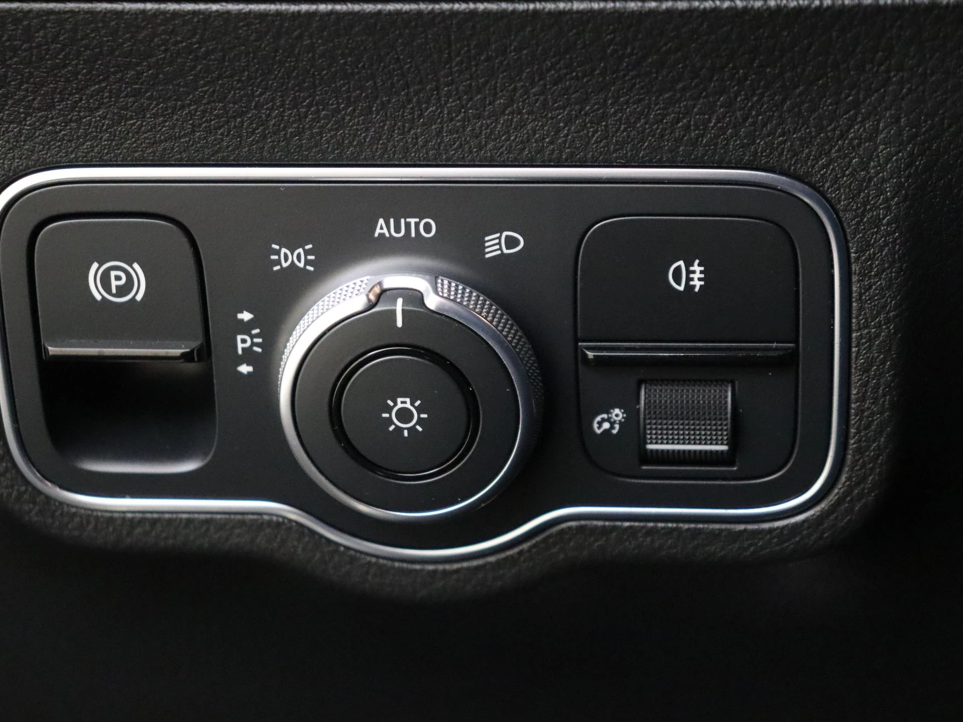 Mercedes-Benz-GLA-image-22