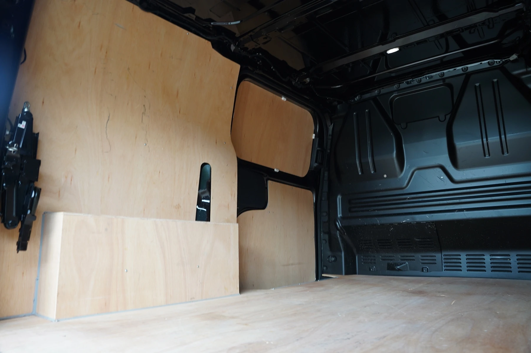 Volkswagen-Transporter-image-31