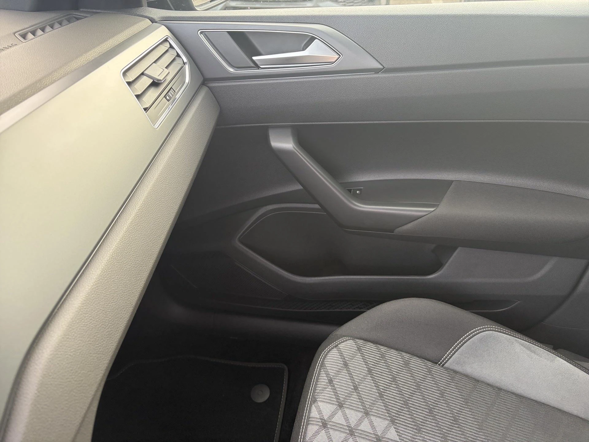 Volkswagen-Polo-image-12