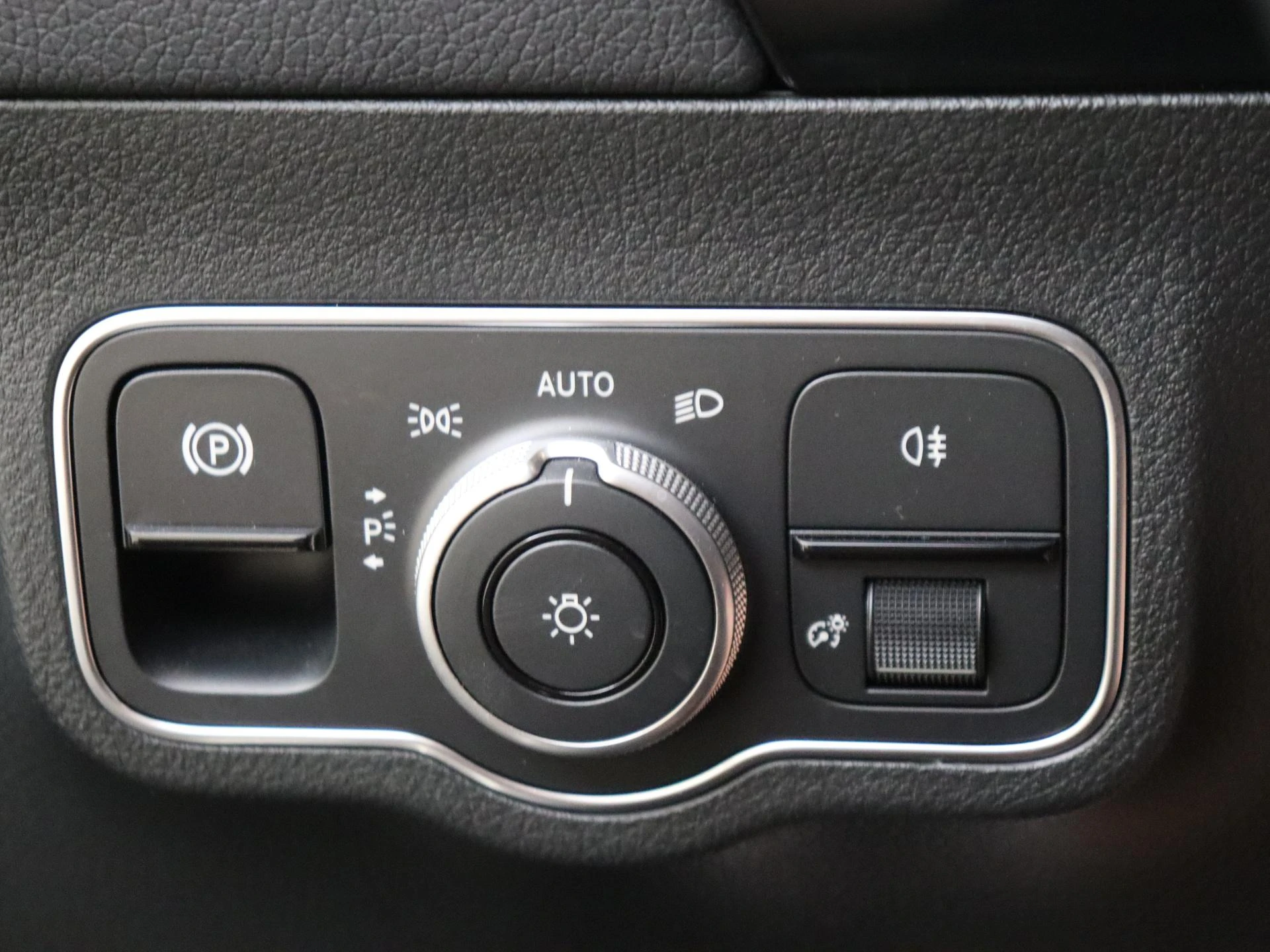 Mercedes-Benz-GLA-image-24