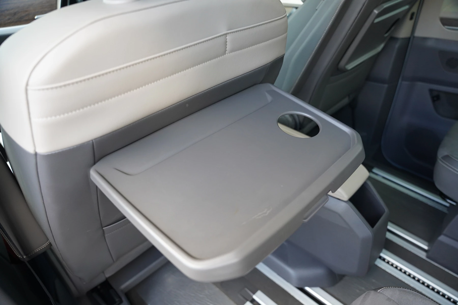 Volkswagen-Multivan-image-24