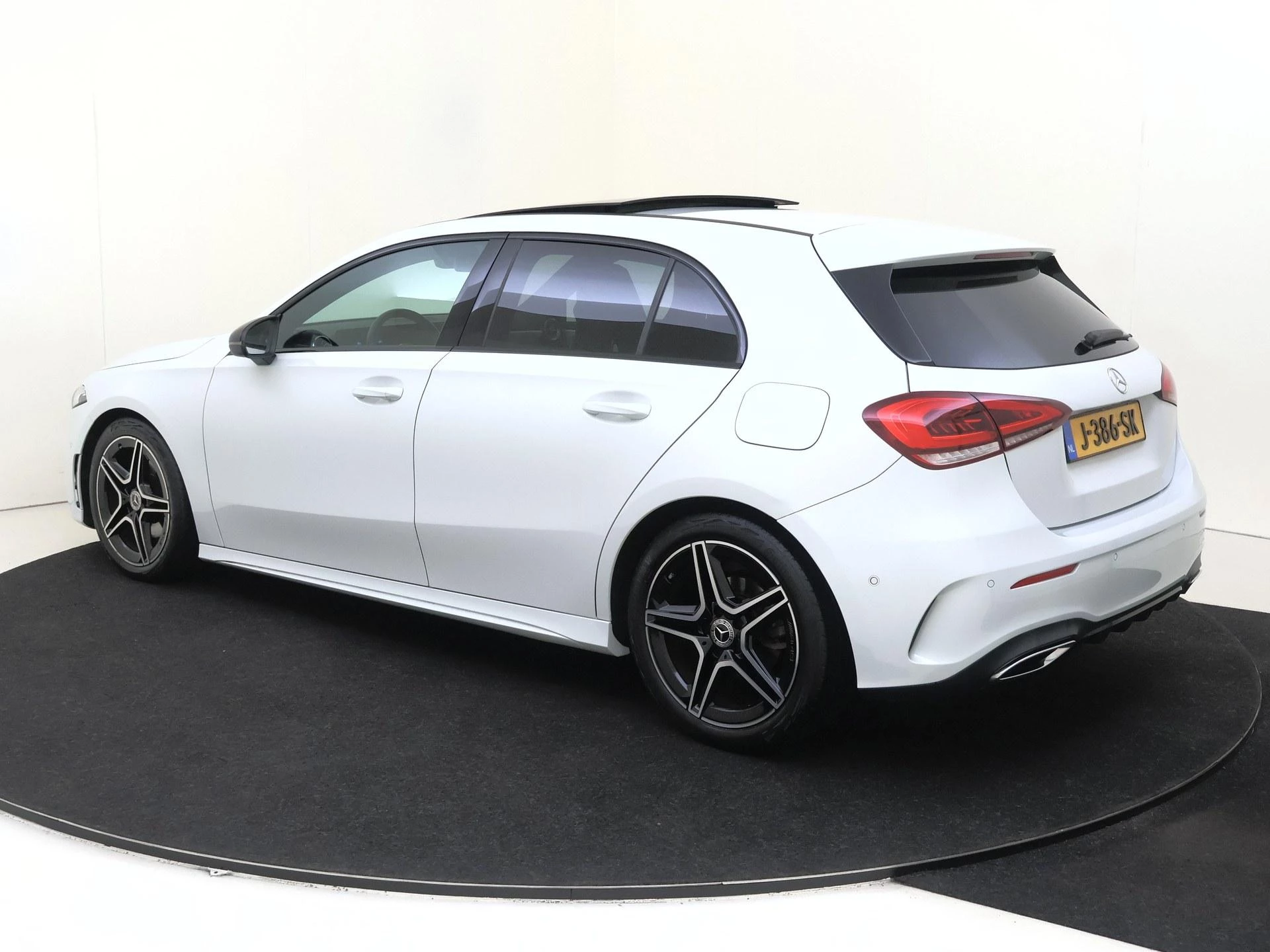 Mercedes-Benz-A-Klasse-image-2