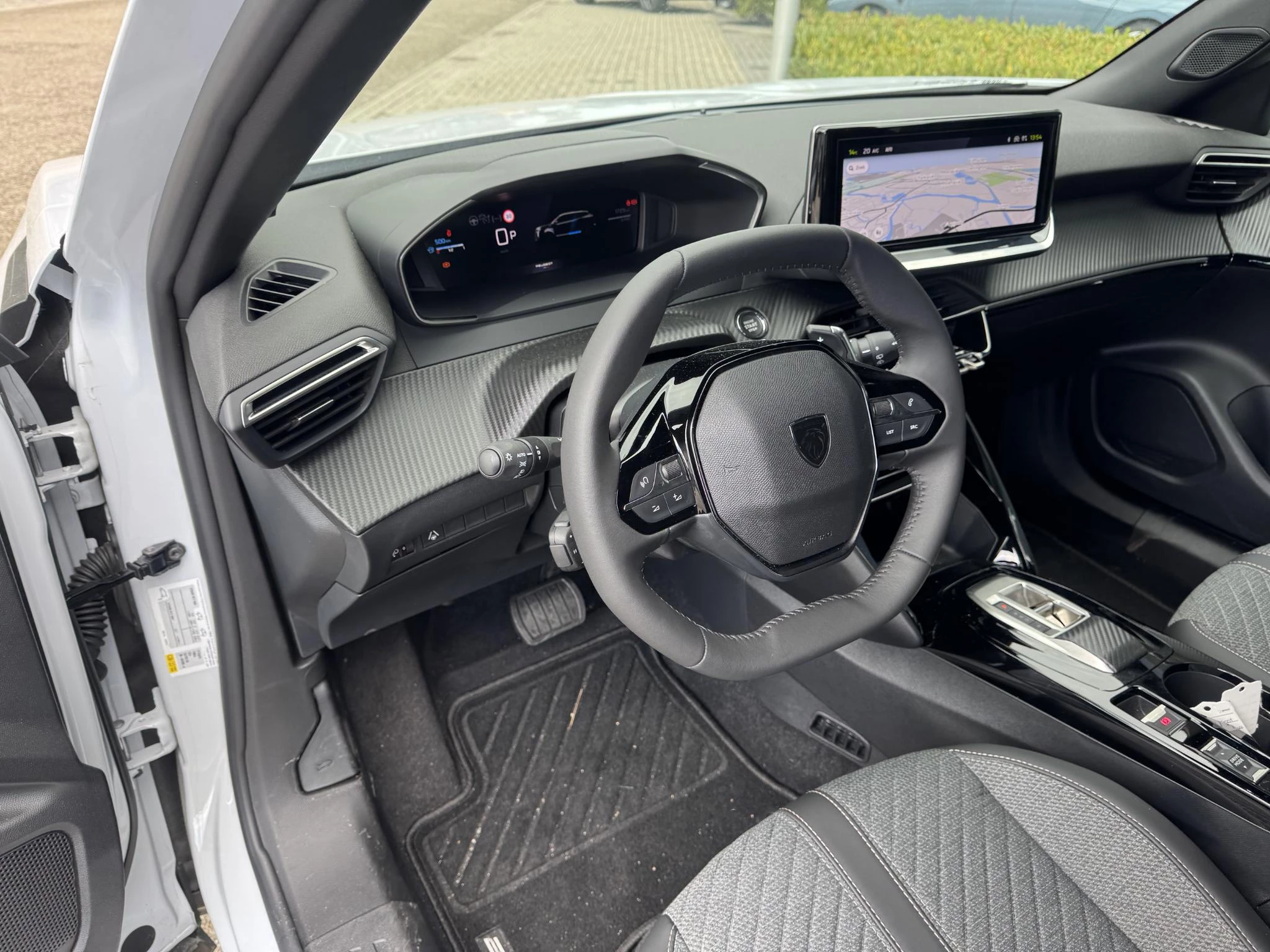 Peugeot 2008 1.2 Hybrid 145 Allure