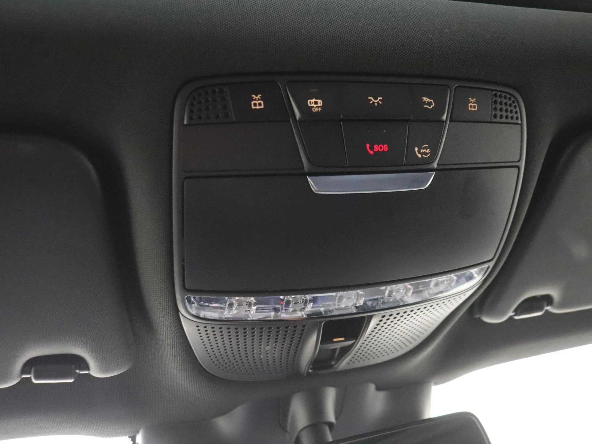 Mercedes-Benz-EQC-image-22