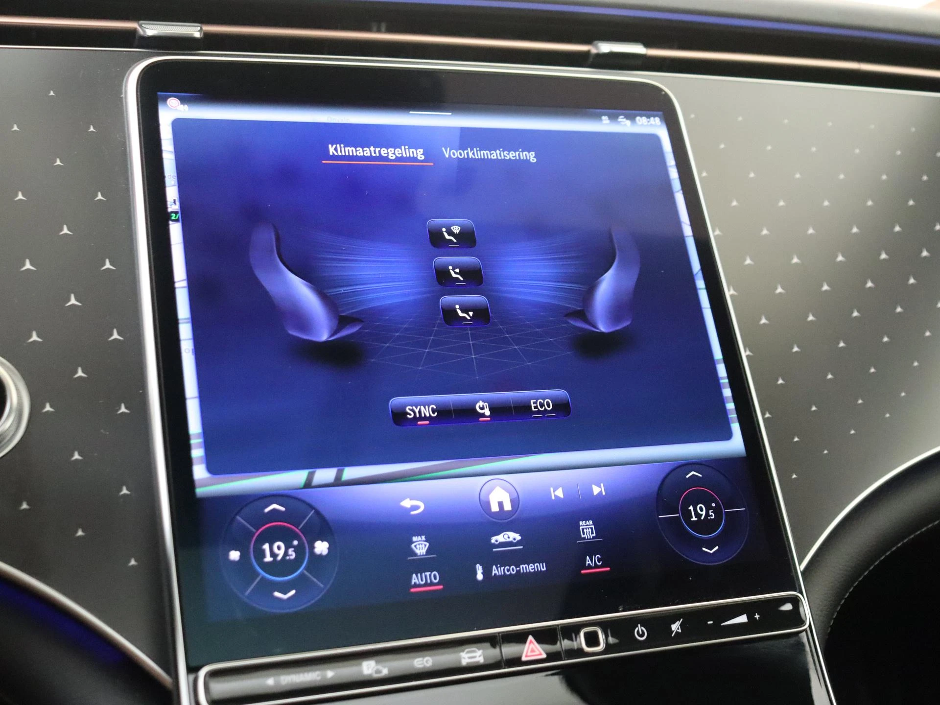Mercedes-Benz-EQE-image-18