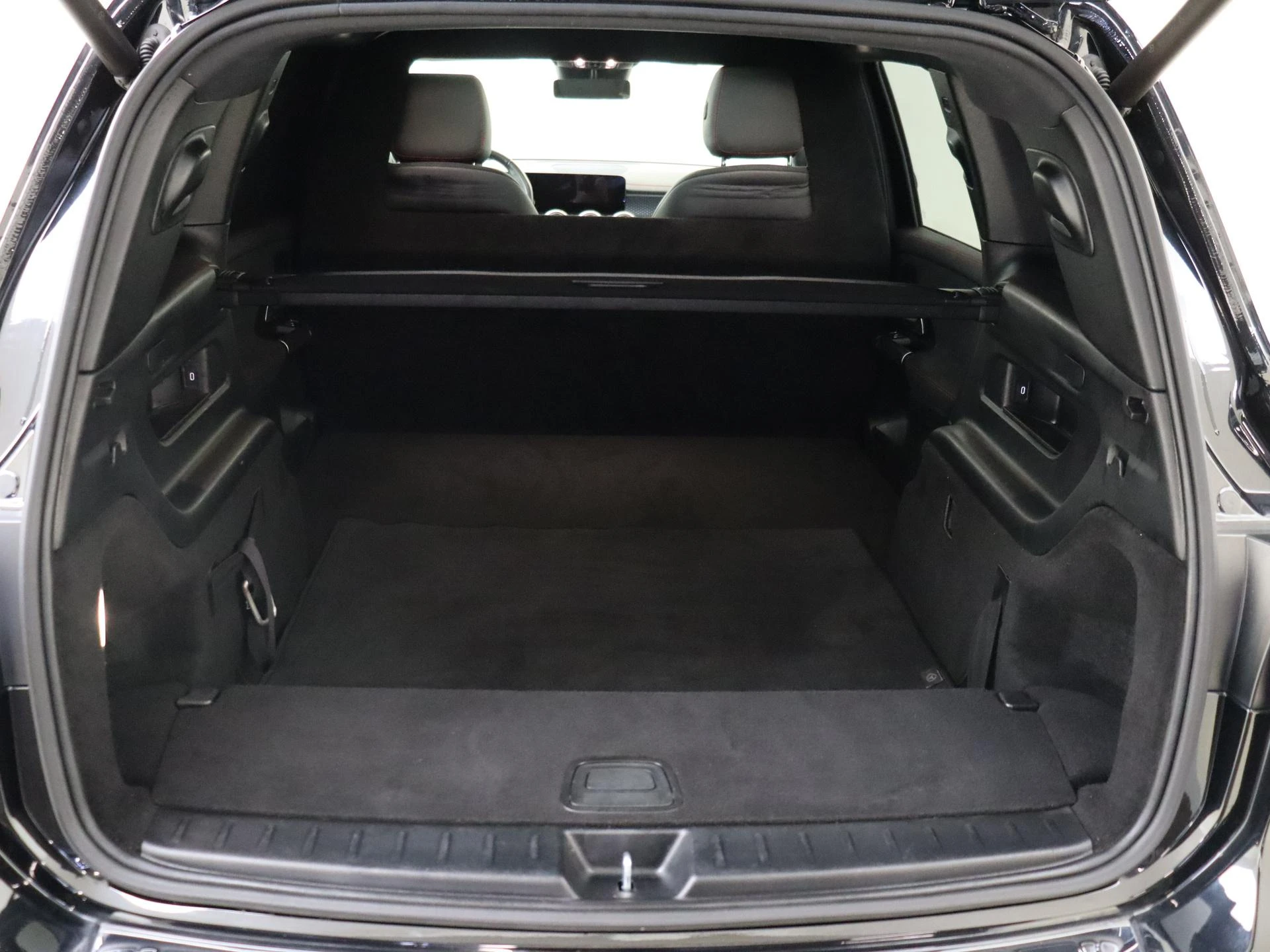 Mercedes-Benz-EQB-image-29
