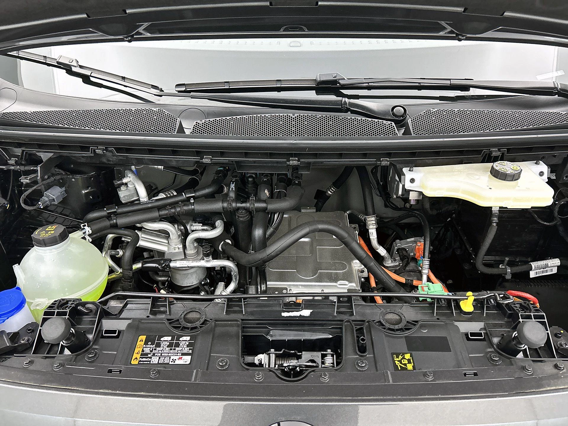 Volkswagen-e-Transporter-image-31