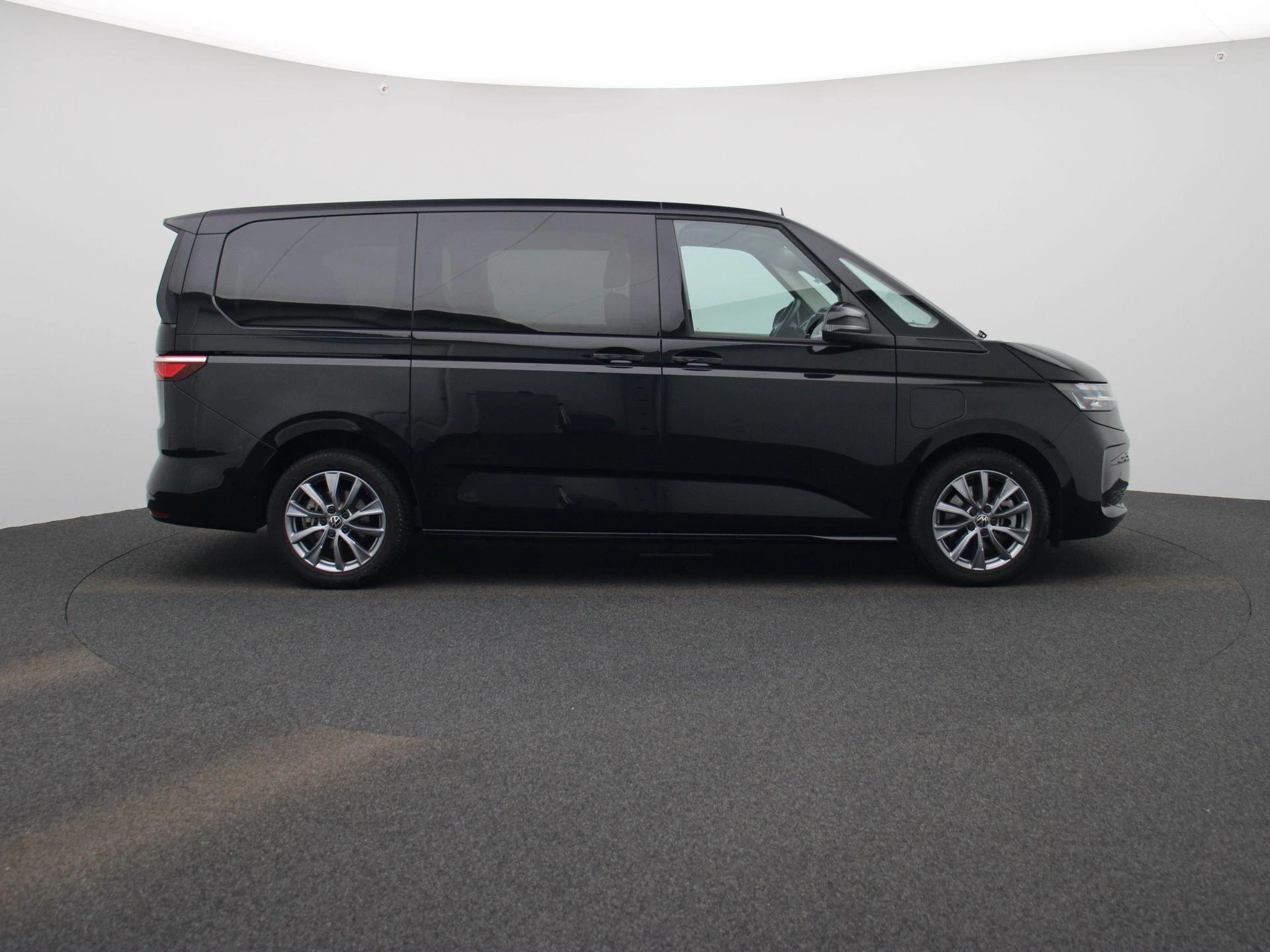 Volkswagen-Multivan-image-5
