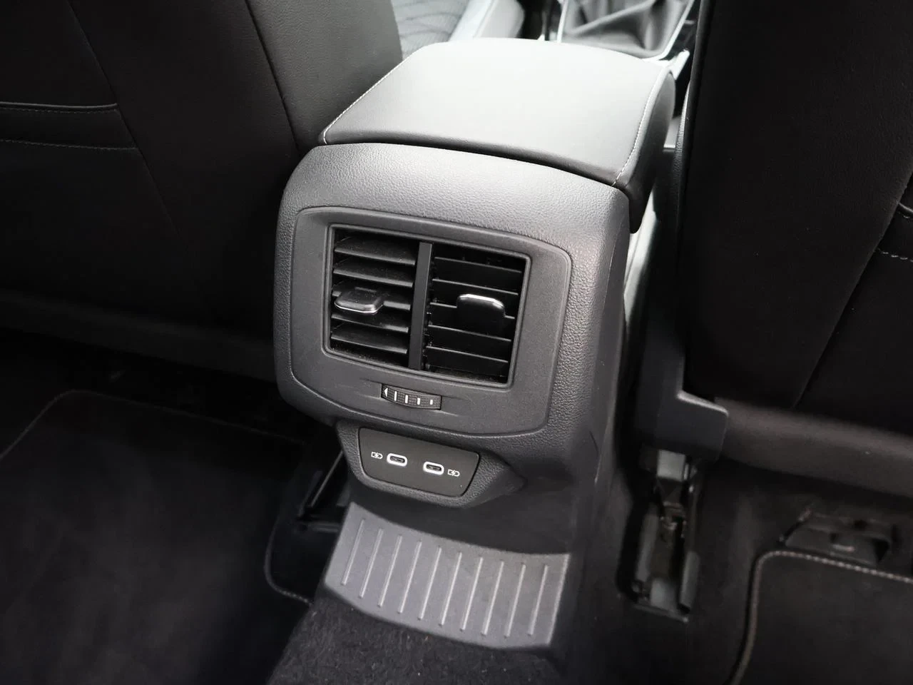 Volkswagen-T-Roc-image-19