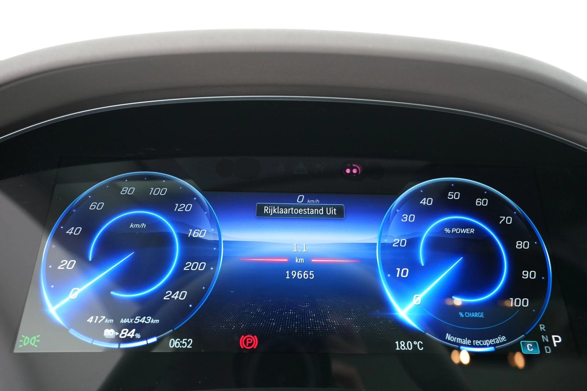 Mercedes-Benz-EQS-image-12