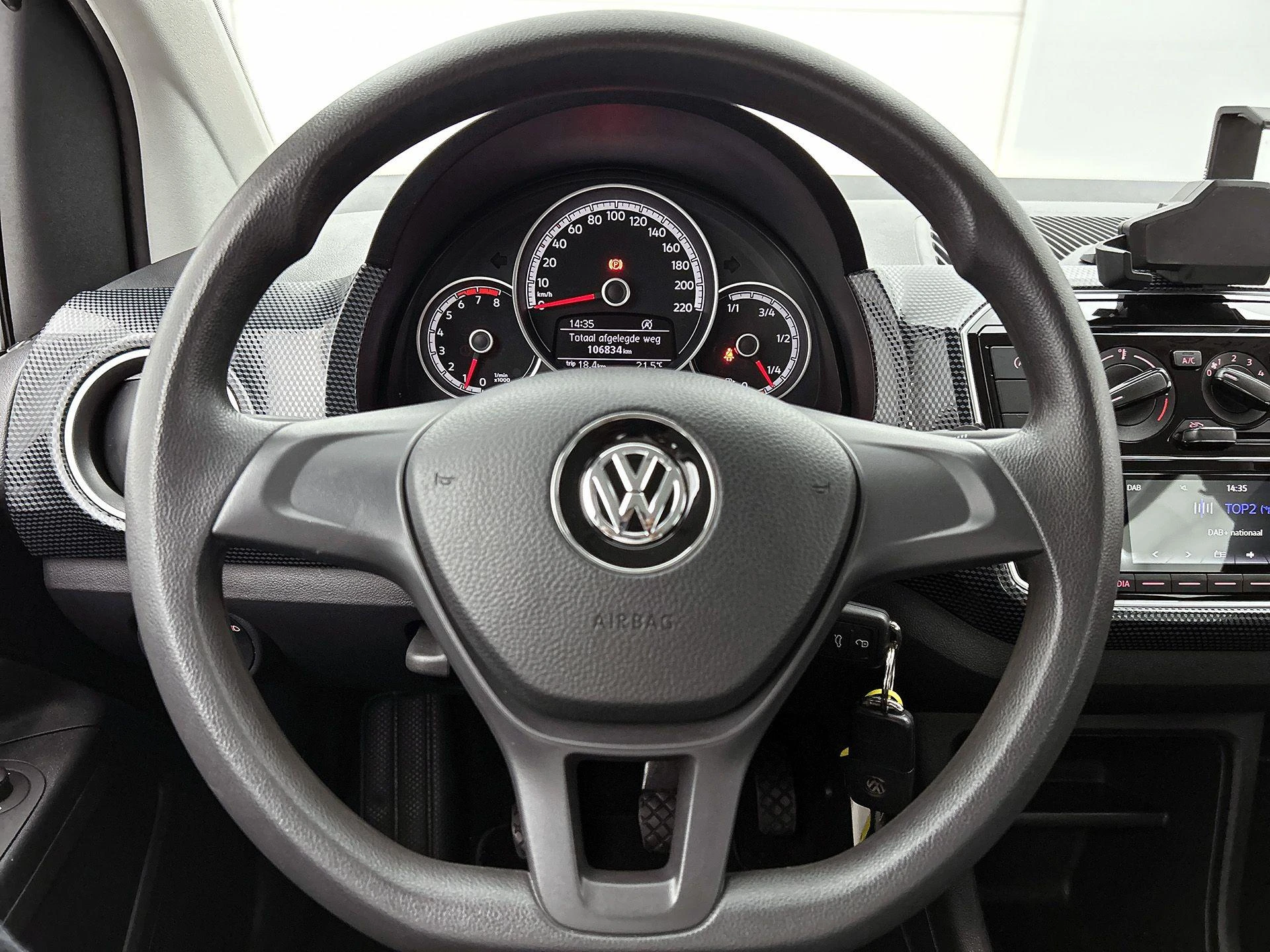 Volkswagen-up!-image-28