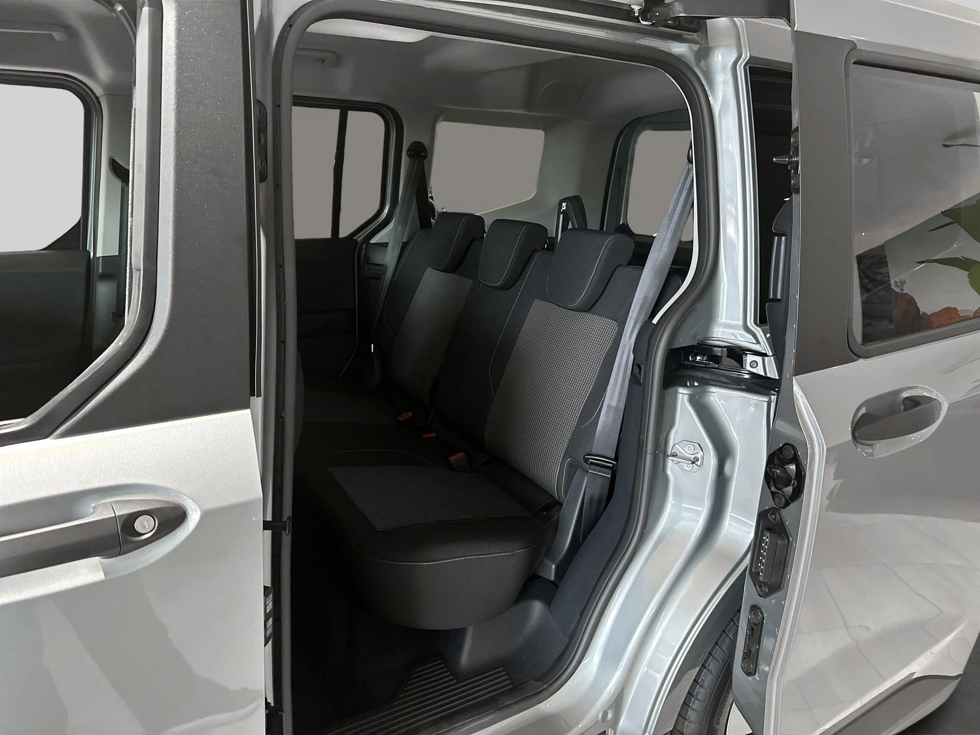 Ford-Tourneo Courier-image-13