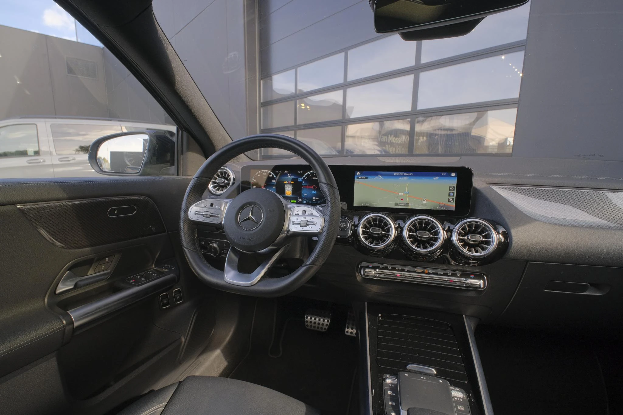 Mercedes-Benz-GLA-image-17