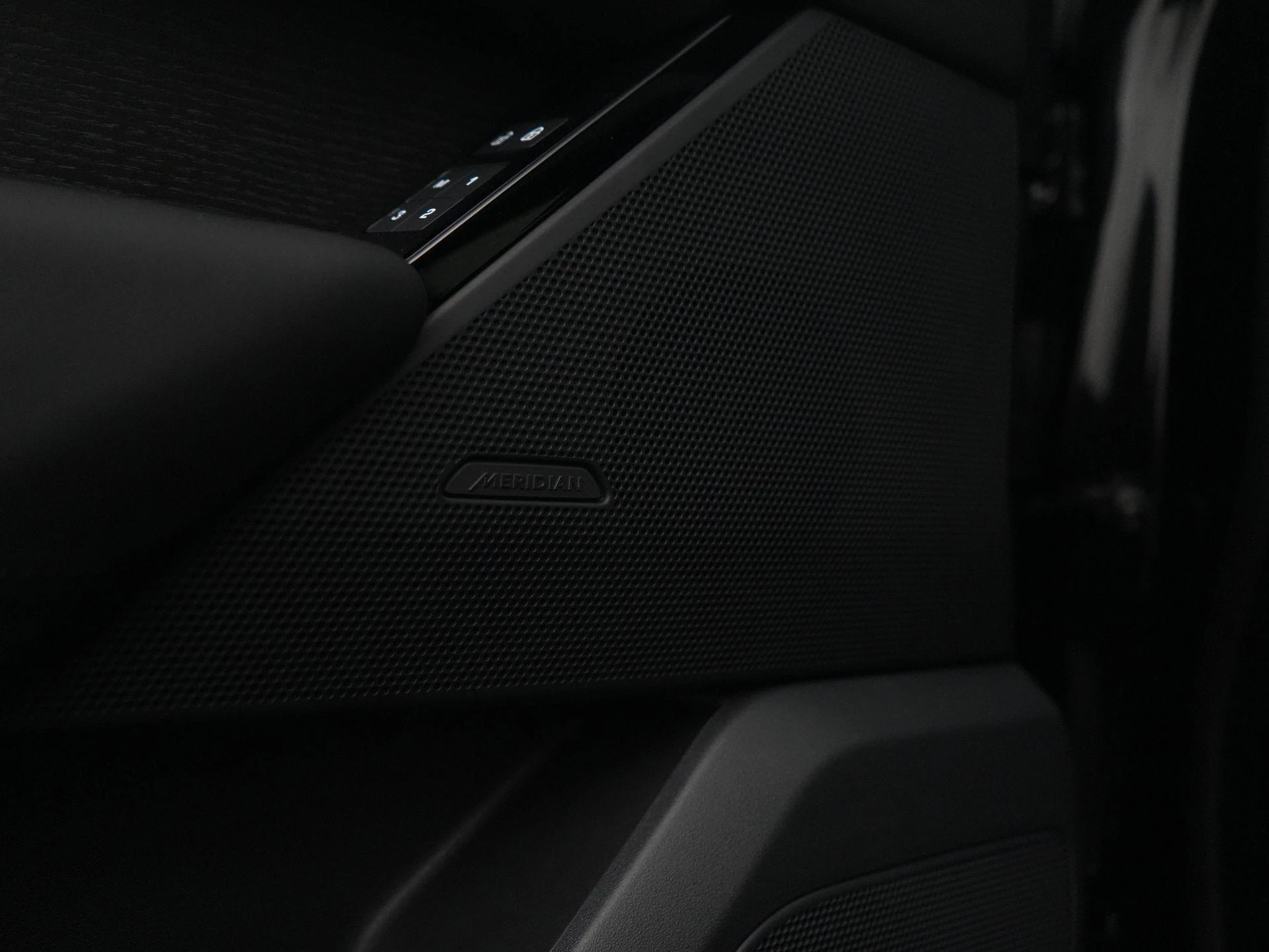 Land Rover-Range Rover Velar-image-35