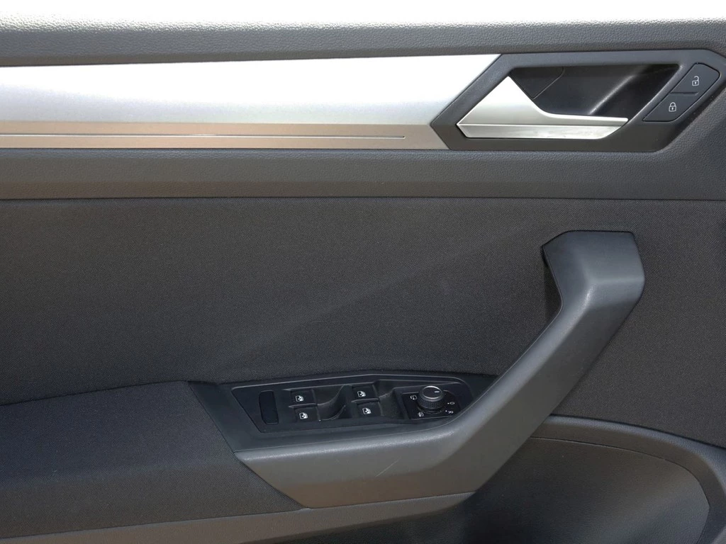Volkswagen-T-Roc-image-18