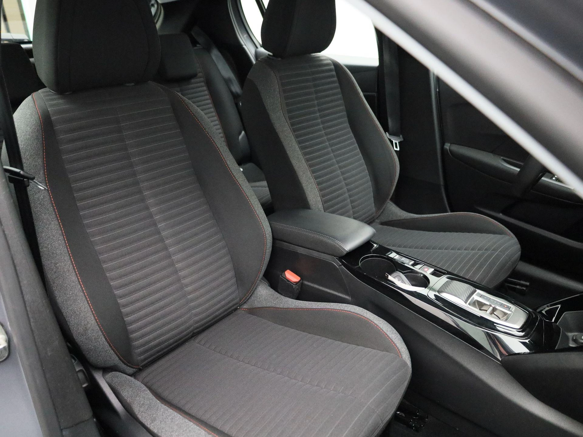 Peugeot-e-208-image-32