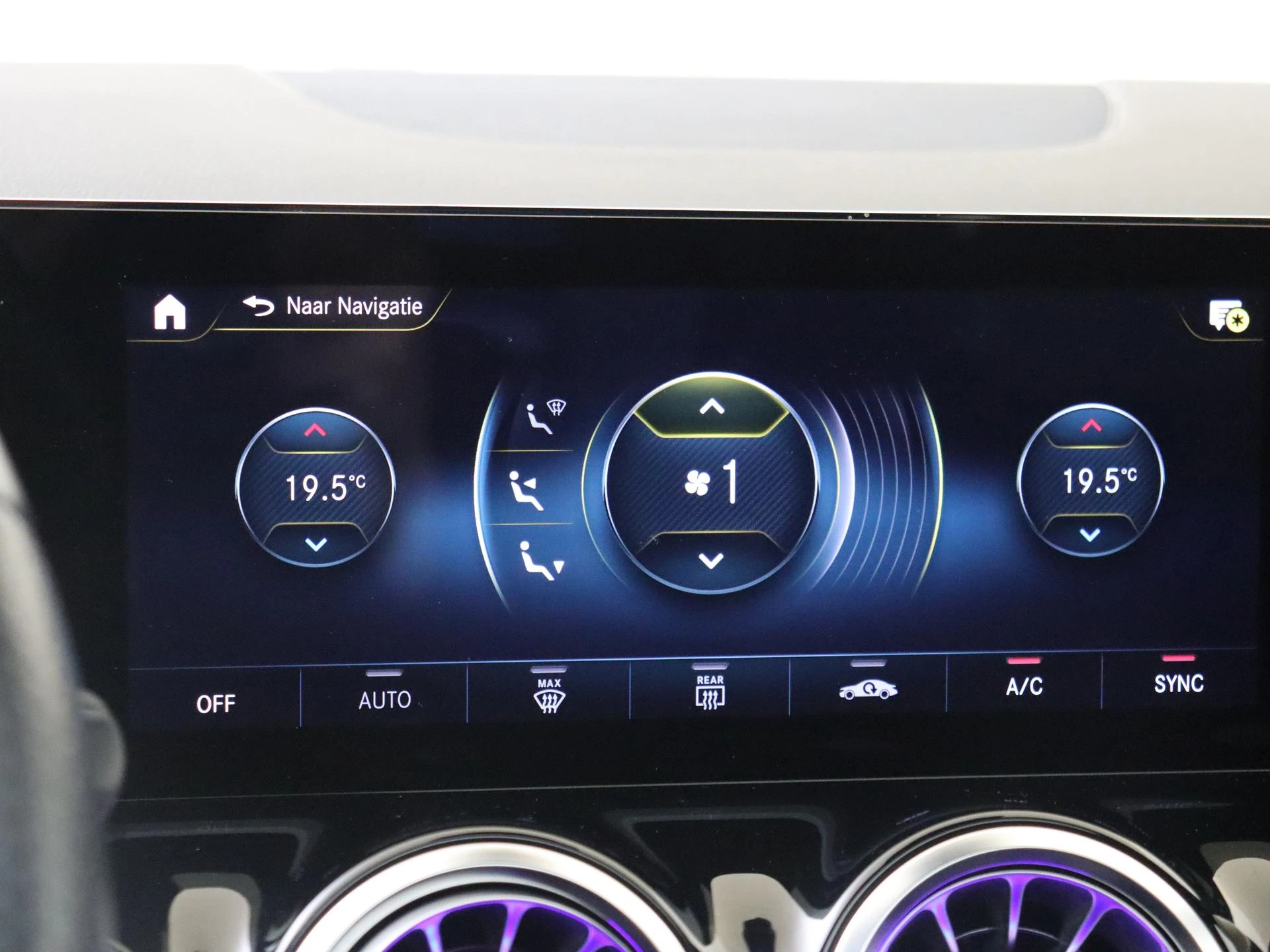 Mercedes-Benz-GLA-image-18