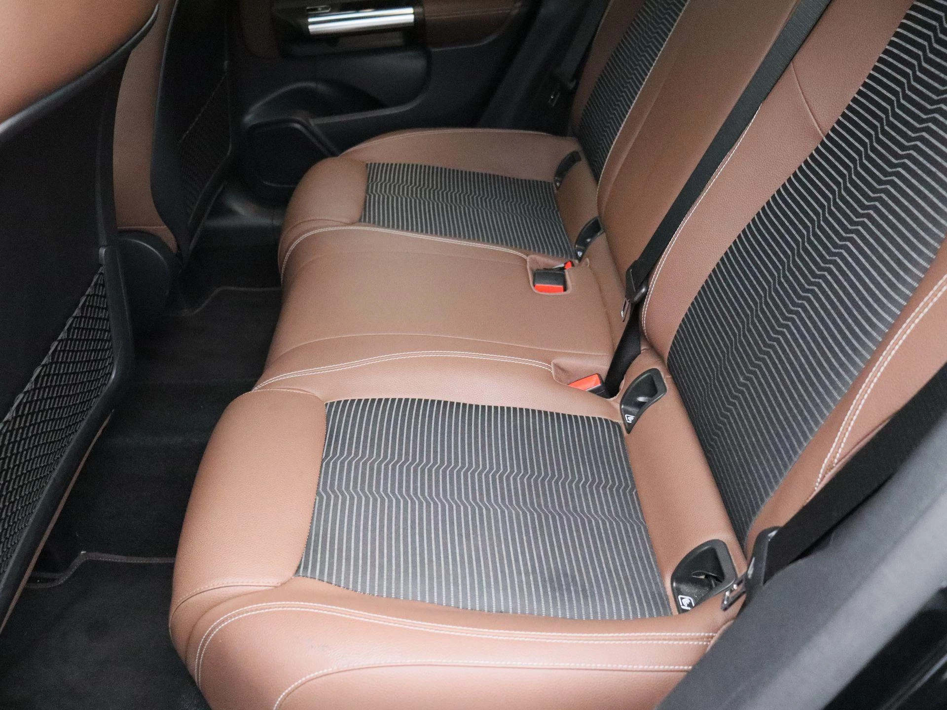 Mercedes-Benz GLA 180 Business Line + TREKHAAK + LED + CAMERA +